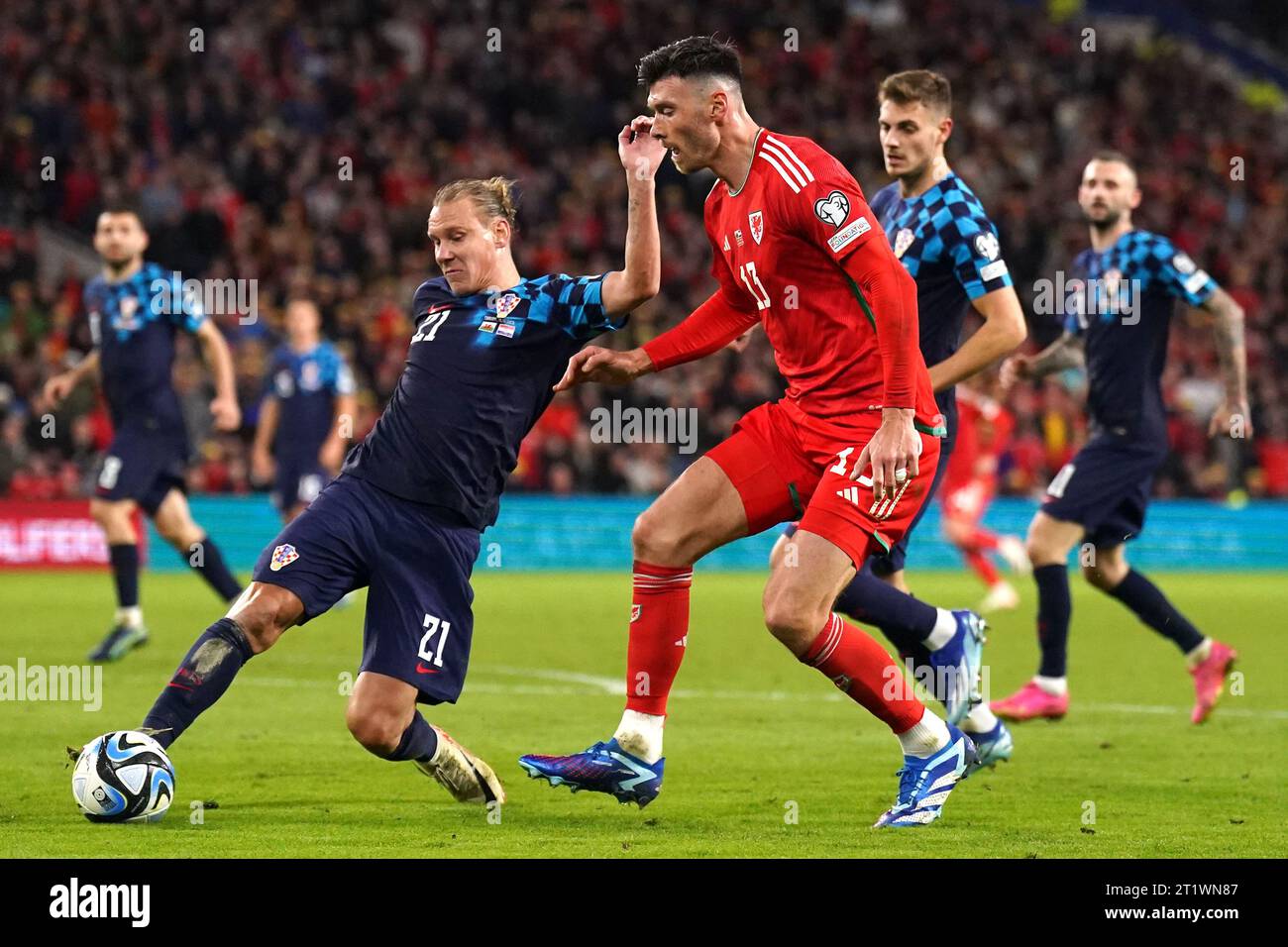 La croata Domagoj Vida (a sinistra) libera la palla dal gallese Kieffer Moore durante la partita del gruppo D di qualificazione UEFA Euro 2024 al Cardiff City Stadium, in Galles. Data foto: Domenica 15 ottobre 2023. Foto Stock