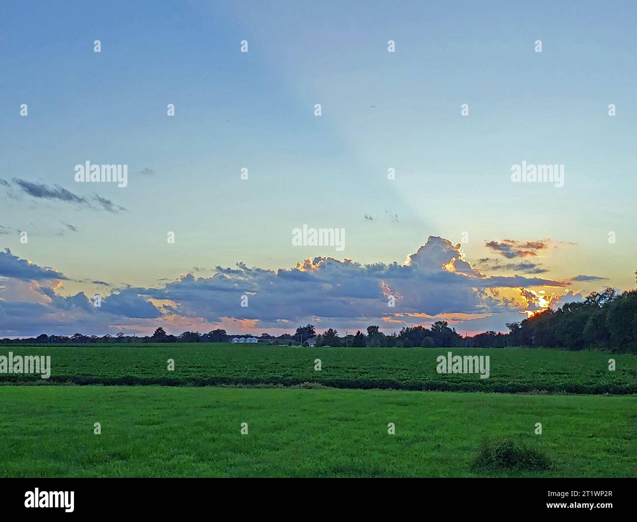 Paesaggio di campagna nuvole di cielo blu Foto Stock