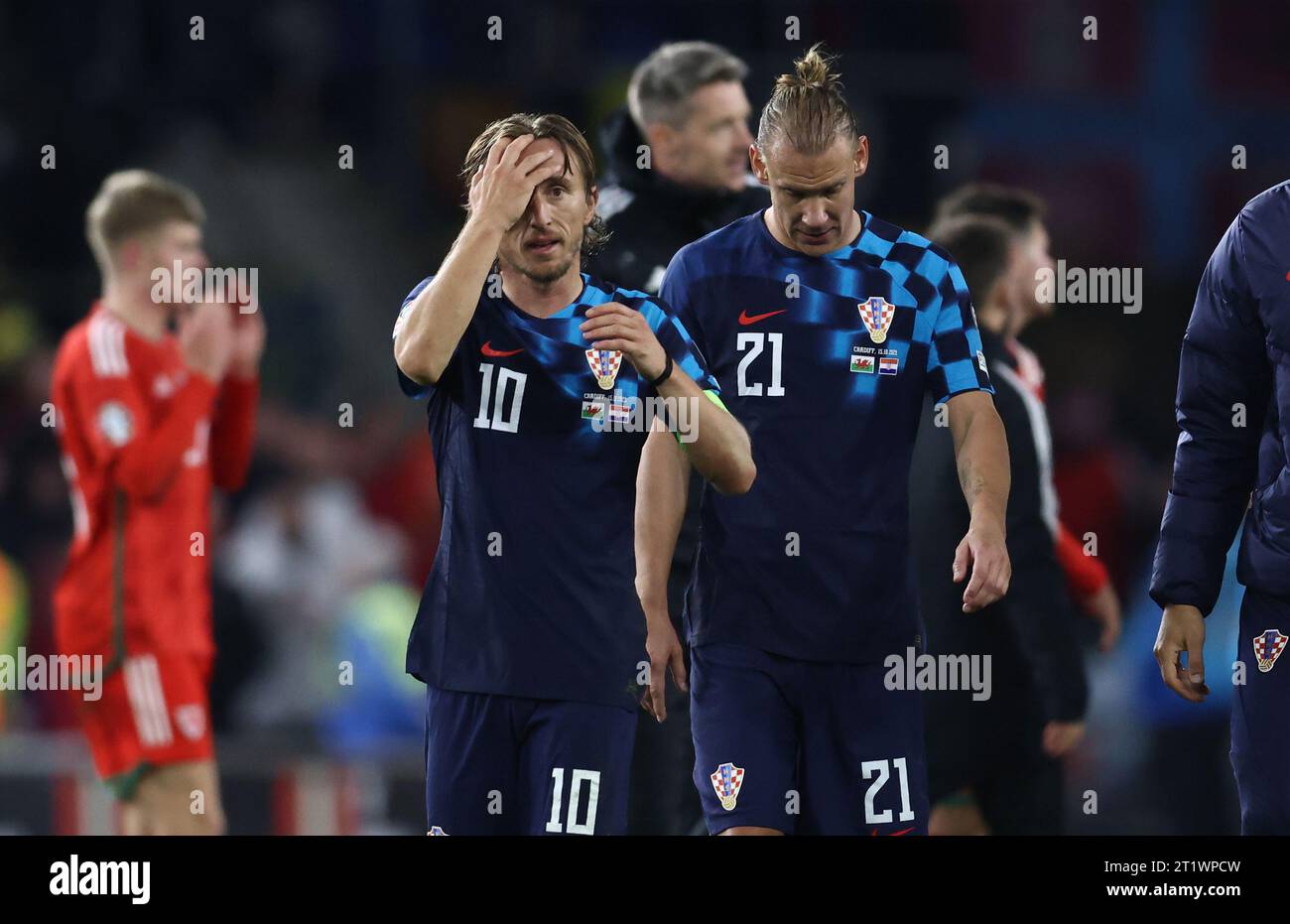 Cardiff, Regno Unito. 15 ottobre 2023. La Croazia Luka Modric e la Croazia Domagoj Vida si sono ritirati durante la partita di qualificazione ai Campionati europei UEFA al Cardiff City Stadium di Cardiff. Il credito fotografico dovrebbe leggere: Darren Staples/Sportimage Credit: Sportimage Ltd/Alamy Live News Foto Stock