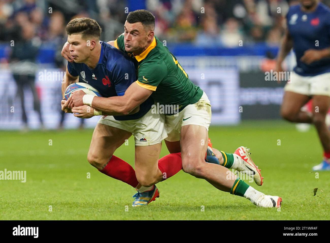 Il francese Matthieu Jalibert (a sinistra) viene affrontato dal sudafricano Jesse Kriel durante la partita dei quarti di finale della Coppa del mondo di rugby 2023 allo Stade de France, Saint-Denis. Data foto: Domenica 15 ottobre 2023. Foto Stock