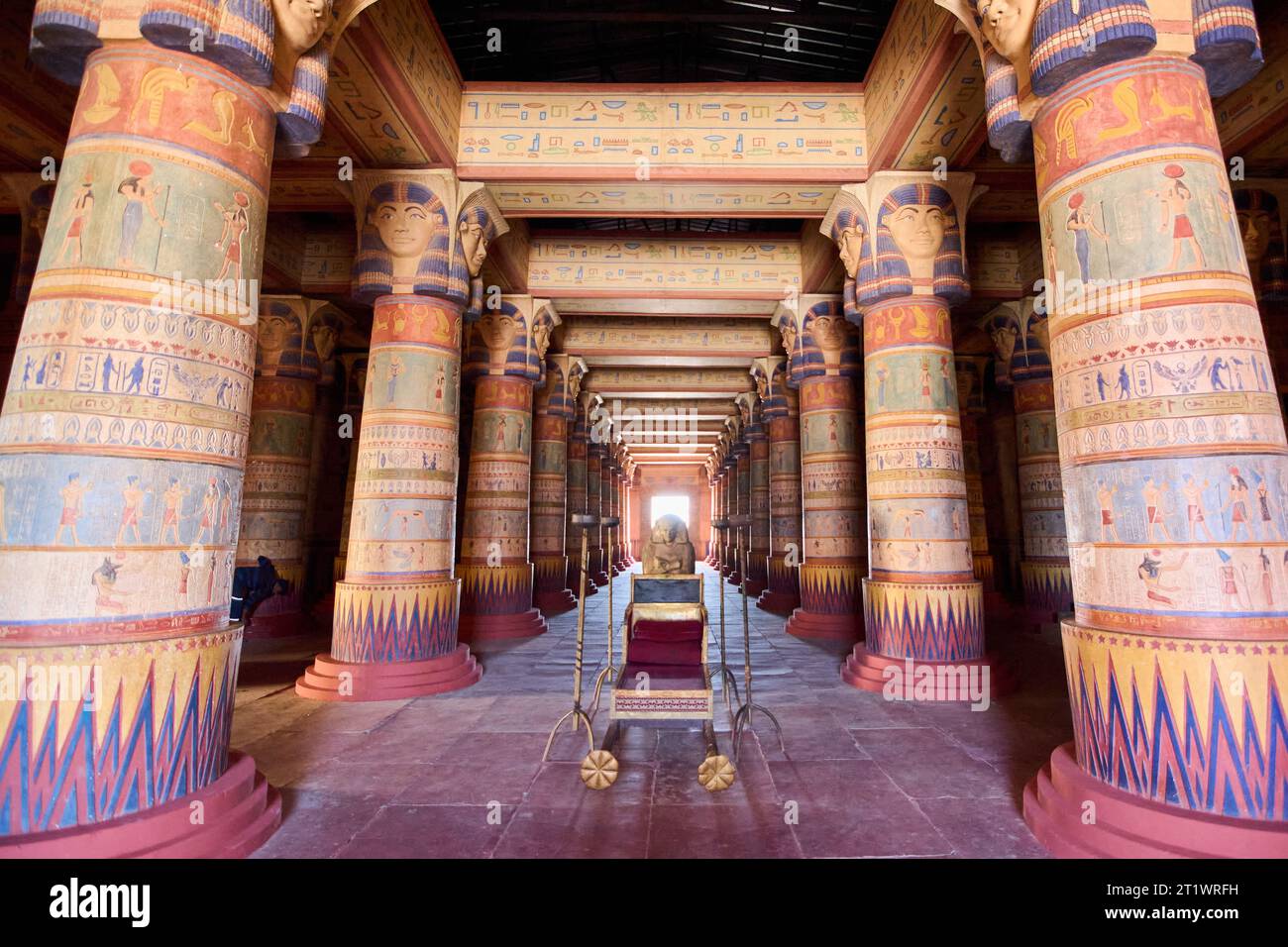 Ouarzazate, Marocco - 15 ottobre 2023: Ricreazione di un antico tempio egizio: Un viaggio attraverso i geroglifici presso gli studi cinematografici Atlas Studios. f Foto Stock