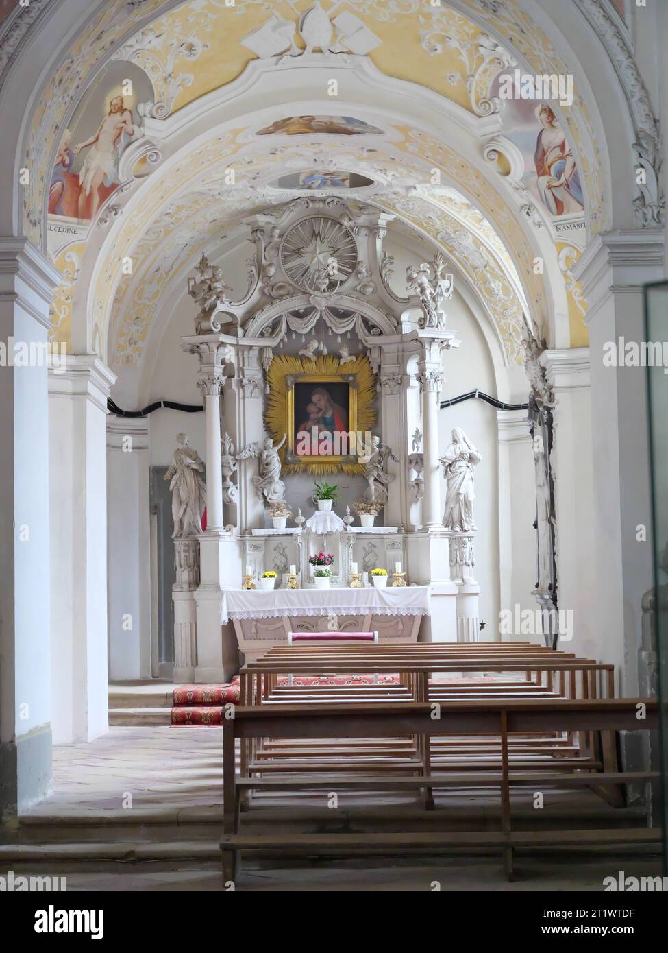 Statua di San Michele come arcangelo che spinge il diavolo sulla terra nella chiesa barocca dell'abbazia di Schöntal Foto Stock