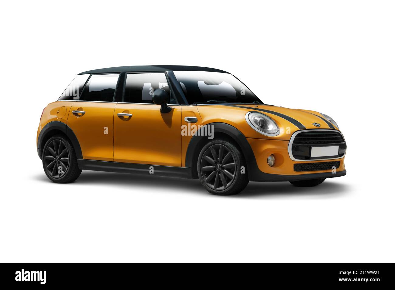 Smirne, Turchia - 30 agosto 2023: Vista dominante sul lato destro di una Mini Cooper D gialla su sfondo bianco, con vista parziale sul fronte. Foto Stock