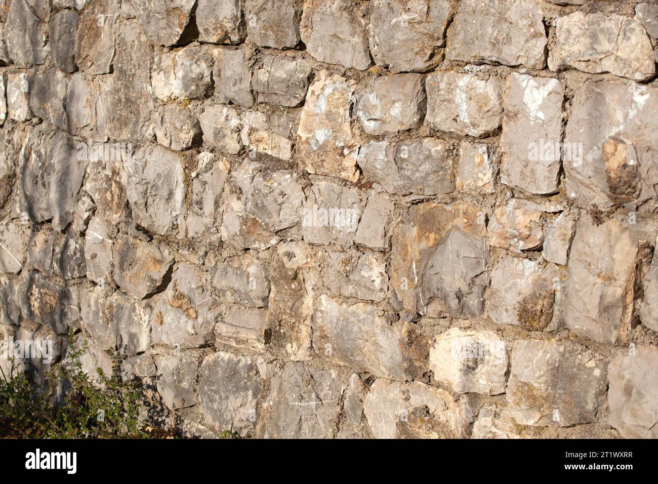 Struttura in pietra. Antica parete di pietre di colore grigio. Contesto. Modello. Foto di alta qualità. Orizzontale. Foto Stock