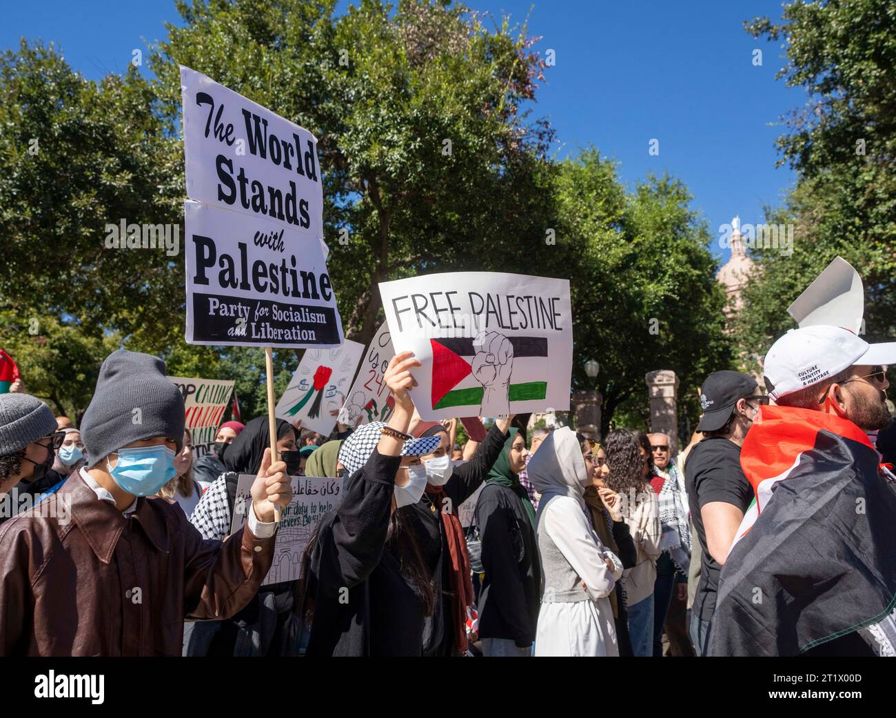 Austin, Texas, USA. 15 ottobre 2023: Il traffico davanti al Campidoglio del Texas viene fermato mentre 250 persone si radunano durante una marcia pro-Palestina verso il centro del Campidoglio del Texas. Gli ufficiali del Dipartimento della pubblica sicurezza (DPS) del Texas hanno tenuto d'occhio l'evento, separando alcuni manifestanti pro-israeliani dai sostenitori palestinesi all'evento per lo più pacifico. ©Bob Daemmrich Foto Stock