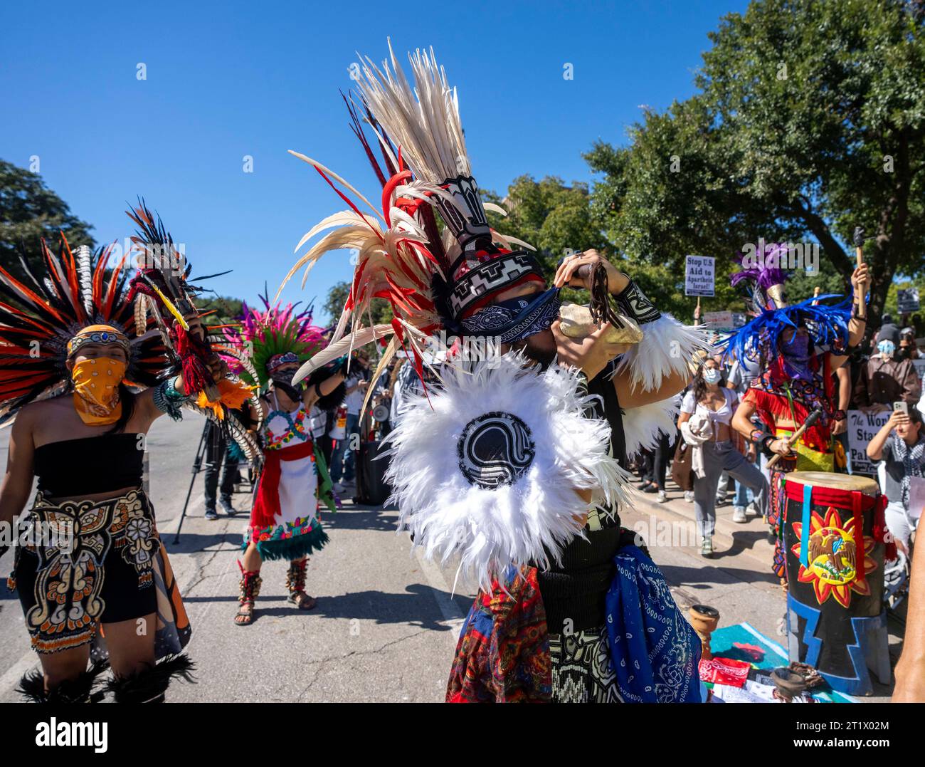 Austin, Texas, USA. 15 ottobre 2023. I ballerini azteca di "Danza Ollinyollotl", un gruppo indigeno dell'Università del Texas, si esibiscono di fronte al Campidoglio del Texas. ©Bob Daemmrich Foto Stock