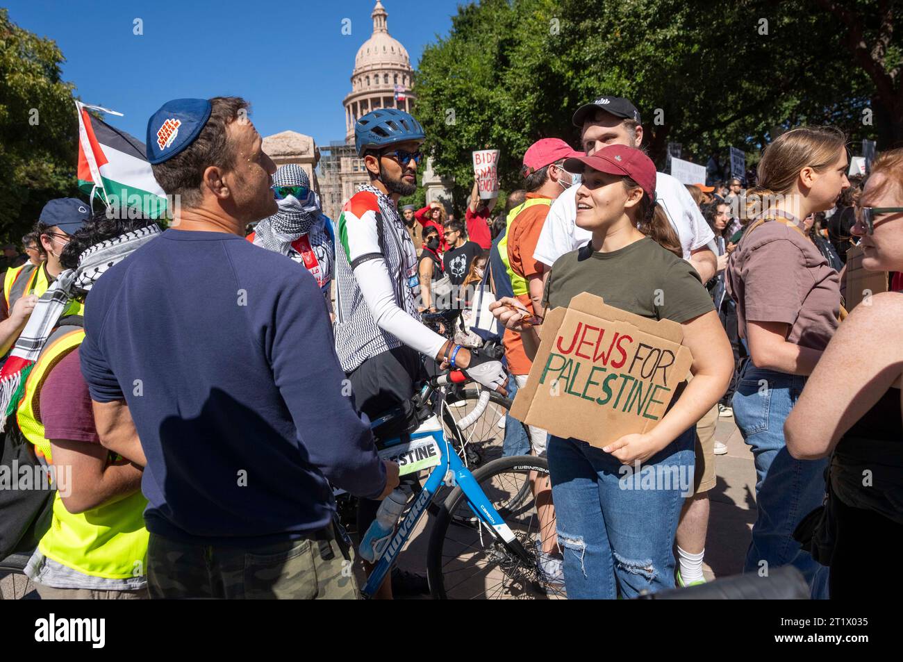 Austin, Texas, USA. 15 ottobre 2023. Un sostenitore israeliano (a sinistra) e una donna ebrea che sostiene la Palestina sostengono che 250 persone si radunano durante una marcia pro-Palestina verso il Campidoglio del Texas. Il Dipartimento della pubblica sicurezza del Texas (DPS) ha tenuto d'occhio l'evento mentre tentava di tenere alcuni sostenitori israeliani separati dai manifestanti filo-palestinesi nell'evento per lo più pacifico. ©Bob Daemmrich Foto Stock