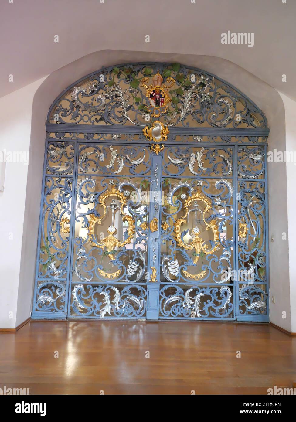 Bellissima porta barocca in ferro battuto con ricche decorazioni nel monastero di Schöntal nella valle dello Jagsttal Foto Stock