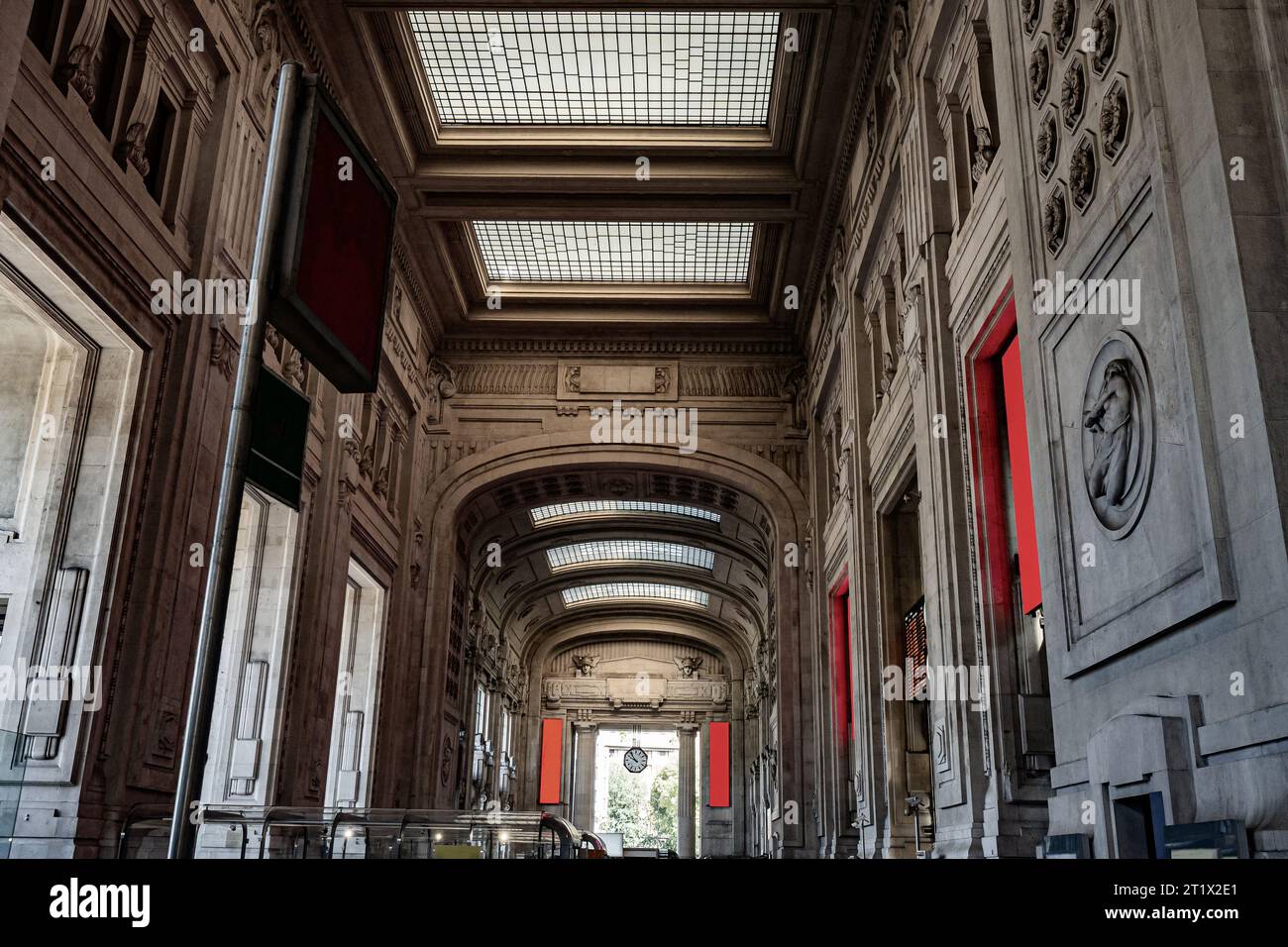 Milano centrale, Grand Central a Milano, Italia. Vecchia e più grande stazione ferroviaria d'Europa. Foto Stock