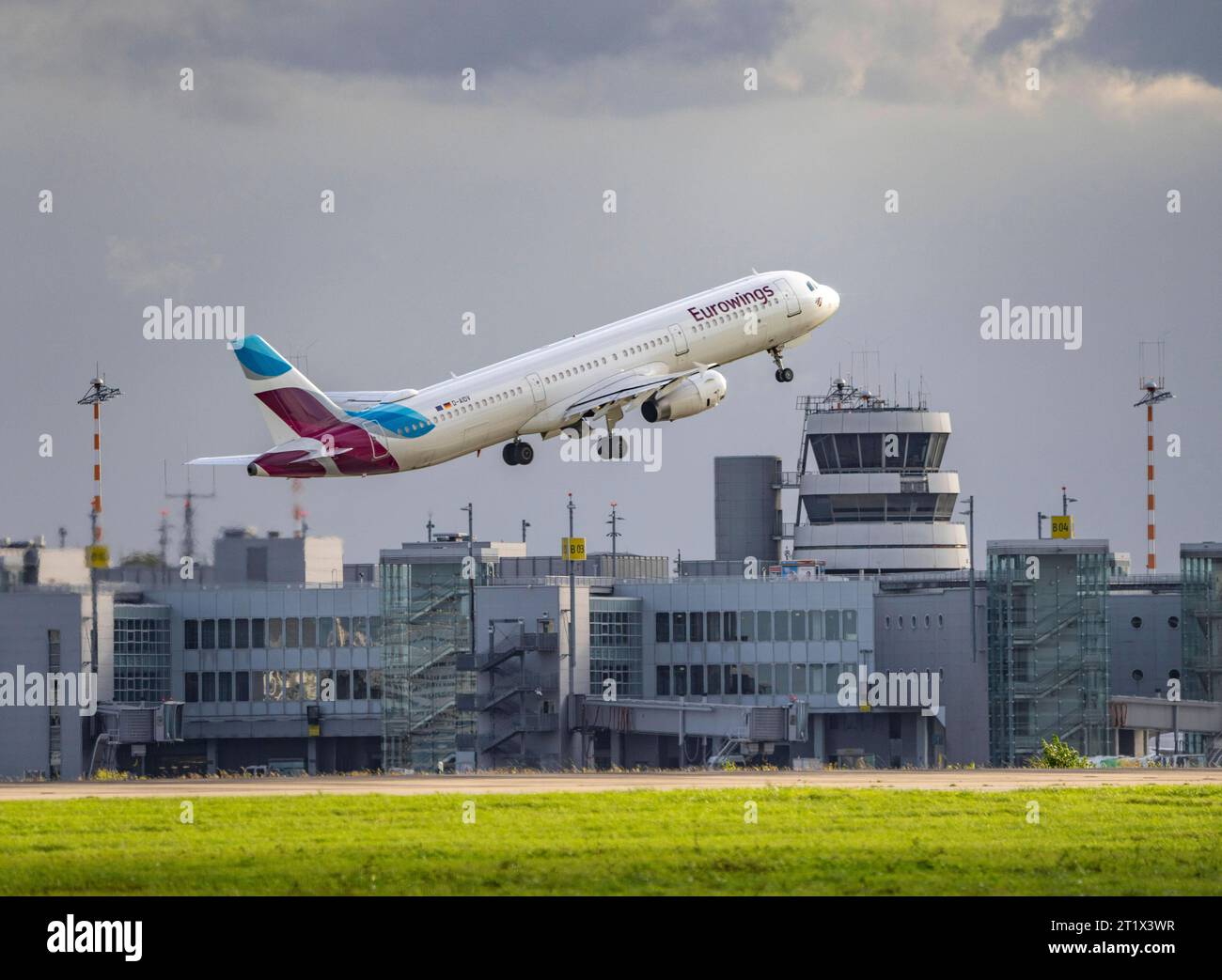 Eurowings, Airbus A321-200, D-AIDV, beim Start auf dem Flughafen Düsseldorf International, Flughafen DUS *** Eurowings, Airbus A321 200, D AIDV, al decollo all'aeroporto internazionale di Düsseldorf, DUS credito aeroportuale: Imago/Alamy Live News Foto Stock