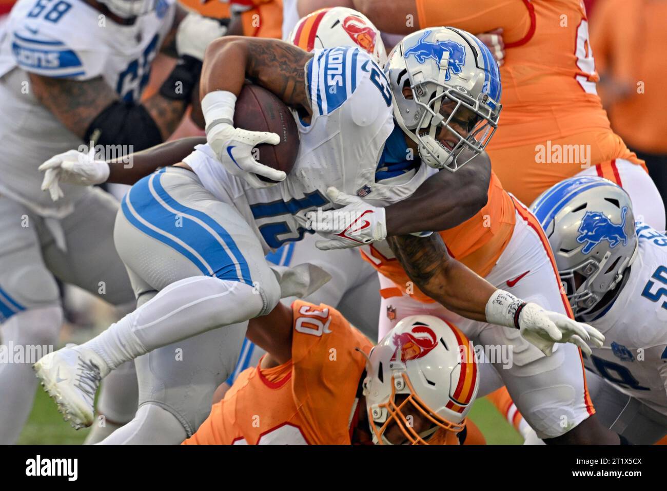 Tampa, Stati Uniti. 15 ottobre 2023. Il running back dei Detroit Lions Craig Reynolds (13) porta il pallone per un primo down contro i Tampa Bay Buccaneers durante il primo tempo al Raymond James Stadium di Tampa, Florida, domenica 15 ottobre 2023. Foto di Steve Nesius/UPI Credit: UPI/Alamy Live News Foto Stock