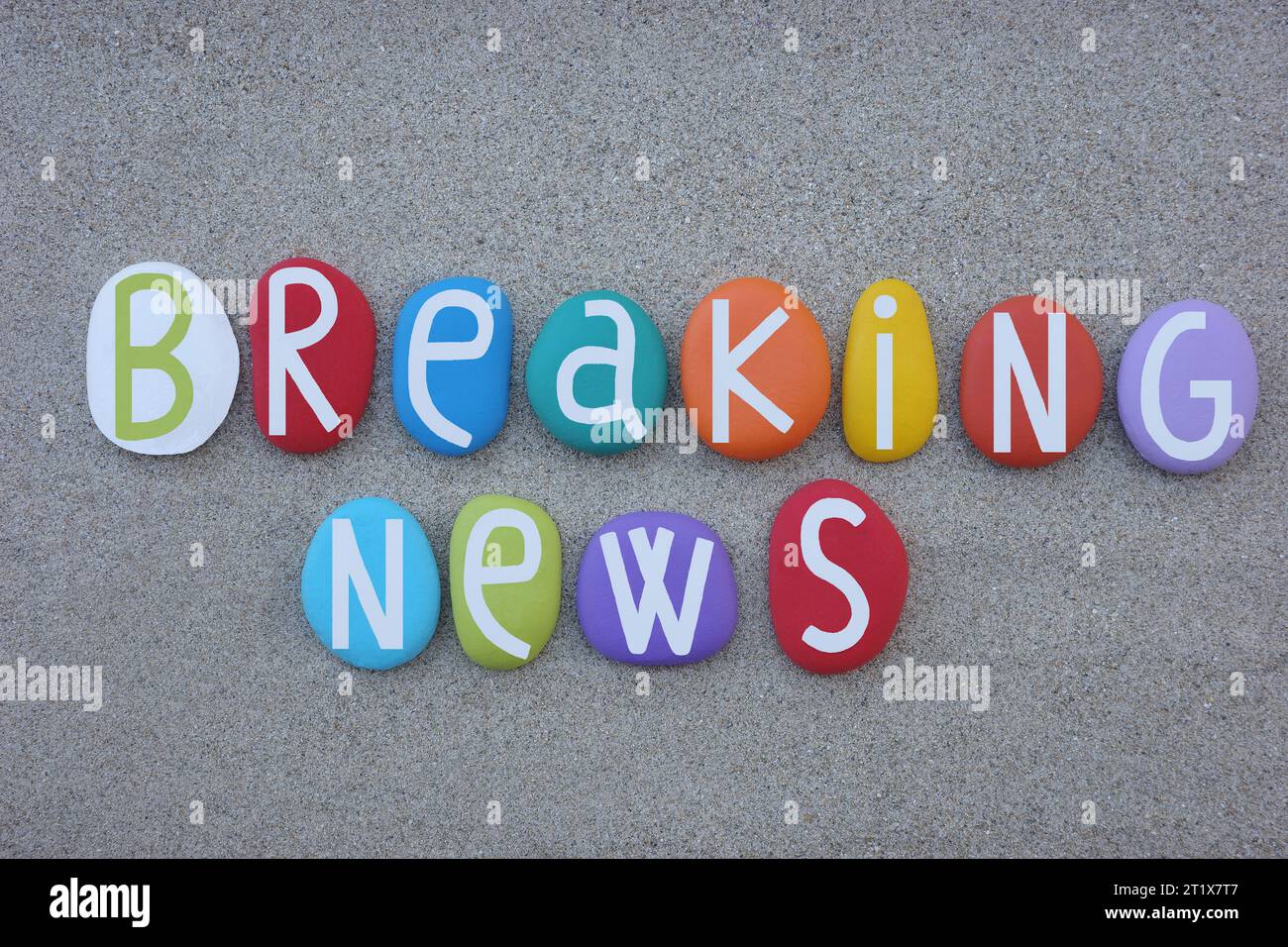 Ultime notizie, recentemente ricevute informazioni su un evento attualmente in corso o in fase di sviluppo, testo creativo composto da pietre multicolore Foto Stock