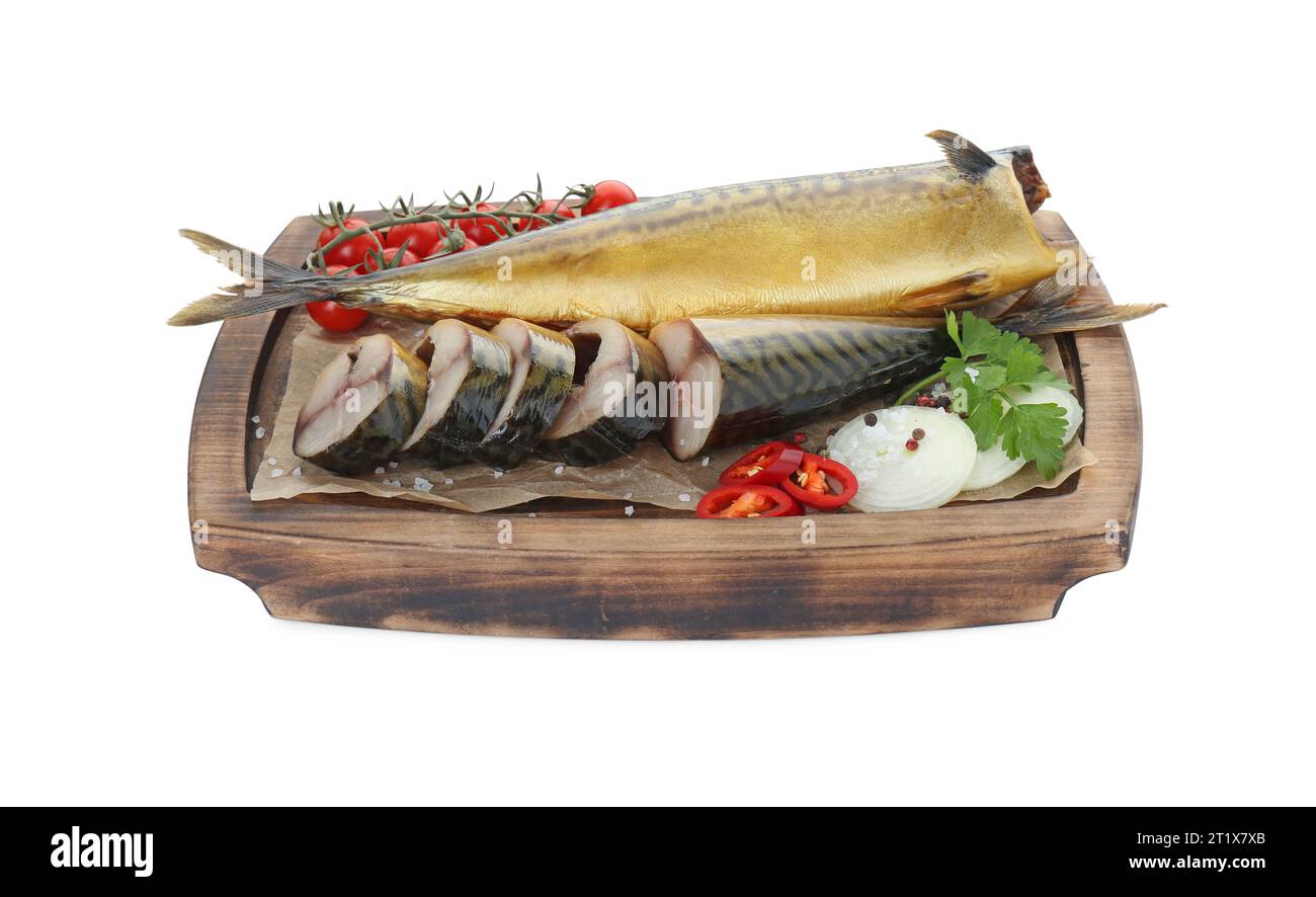 Deliziosi sgombri affumicati e prodotti su sfondo bianco Foto Stock
