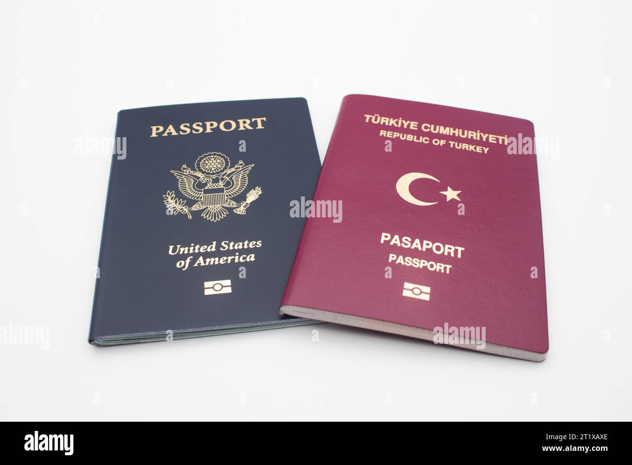 Passaporti turchi e americani isolati su sfondo bianco con percorso di ritaglio Foto Stock