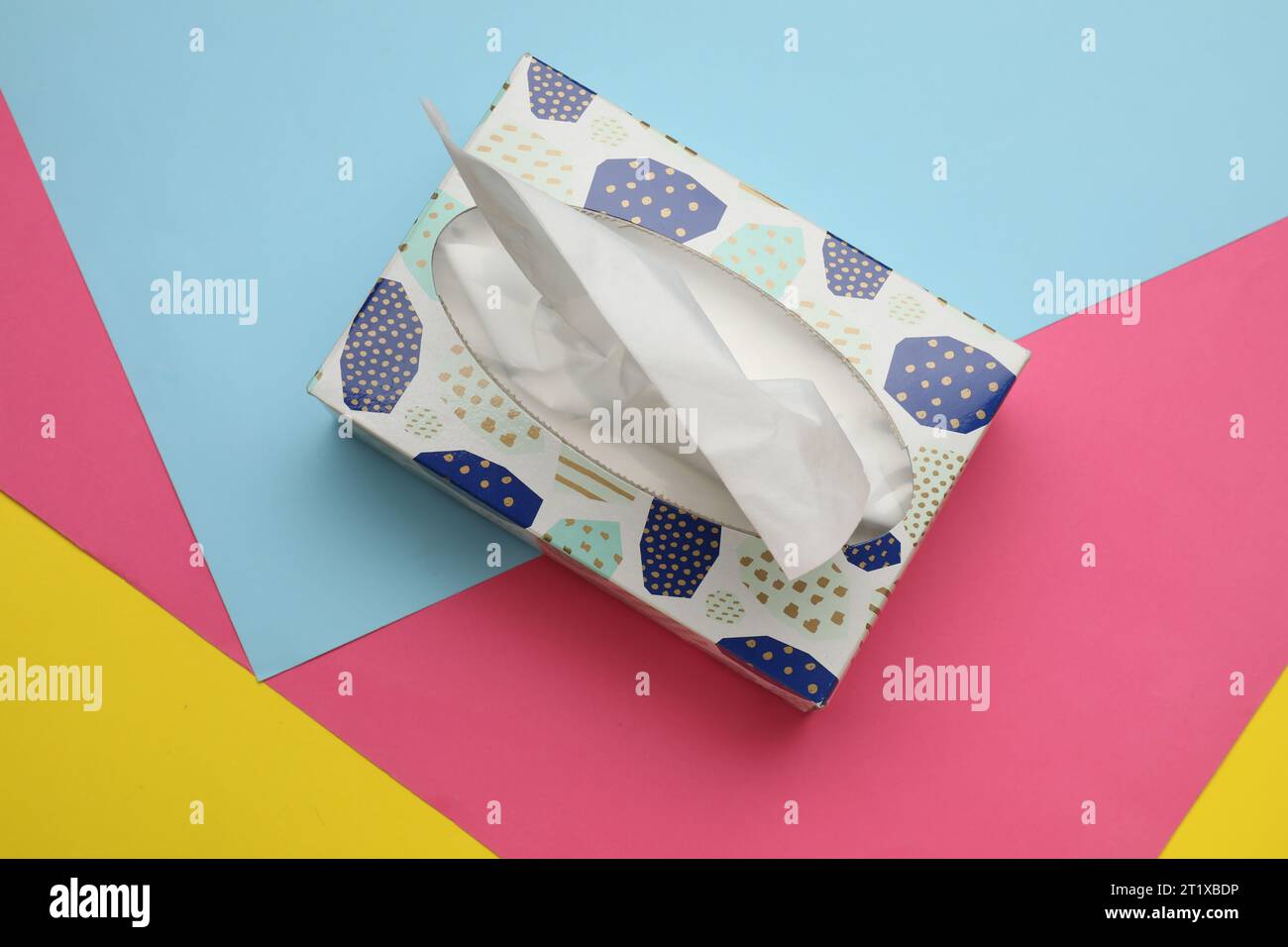 Scatola di fazzoletti di carta su sfondo a colori, vista dall'alto Foto Stock