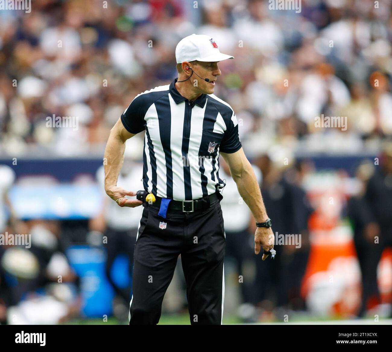 Houston, Texas, Stati Uniti. 15 ottobre 2023: L'arbitro Alan Eck (76) durante una NFL tra i Texans e i Saints il 15 ottobre 2023 a Houston. I Texans vinsero, 20 a 13. (Immagine di credito: © Scott Coleman/ZUMA Press Wire) SOLO USO EDITORIALE! Non per USO commerciale! Crediti: ZUMA Press, Inc./Alamy Live News Foto Stock