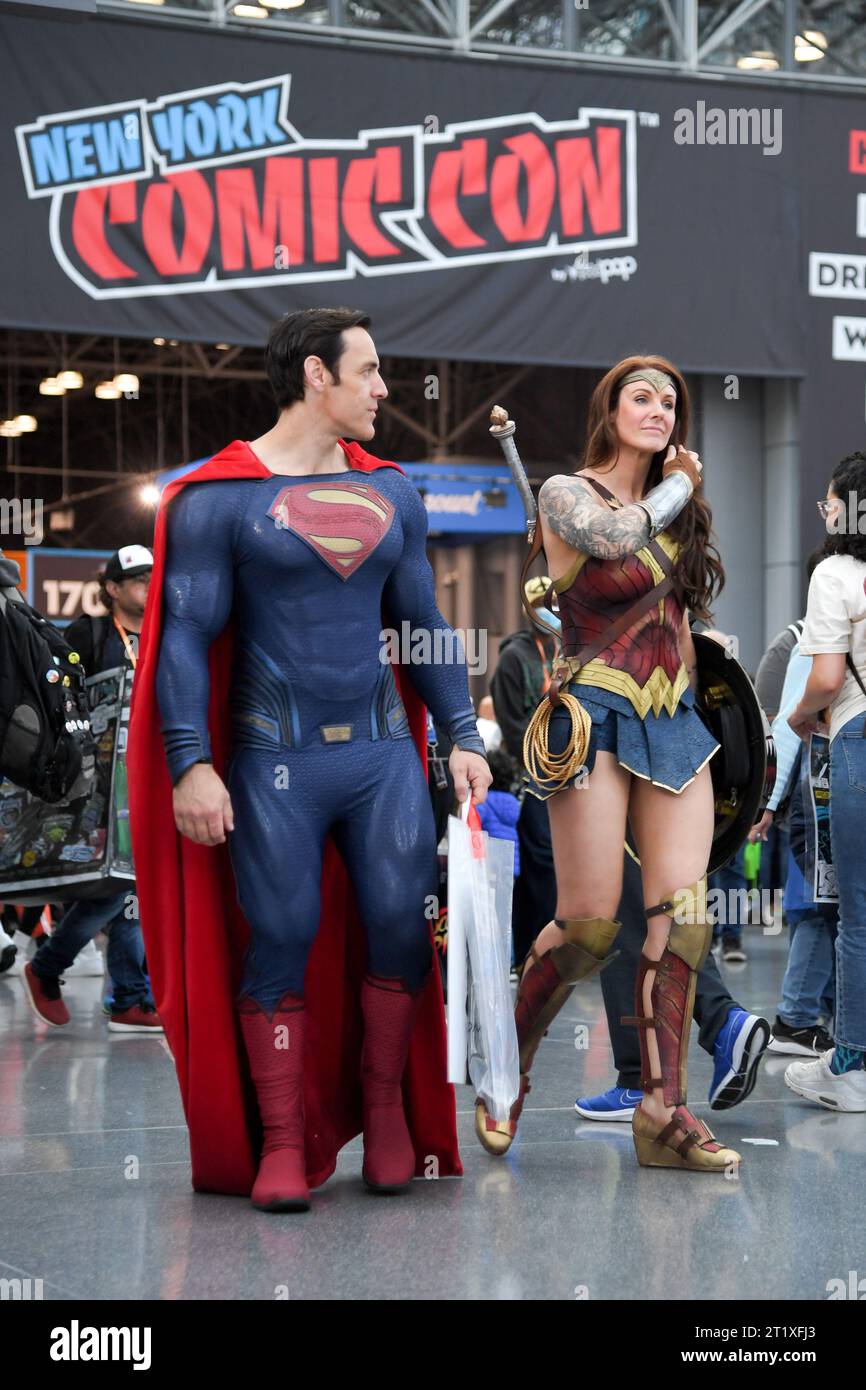 Donna Che Porta Il Costume Di Wonder Woman Al Raggiro Comico Di NY  Fotografia Editoriale - Immagine di costume, ragazza: 79143432