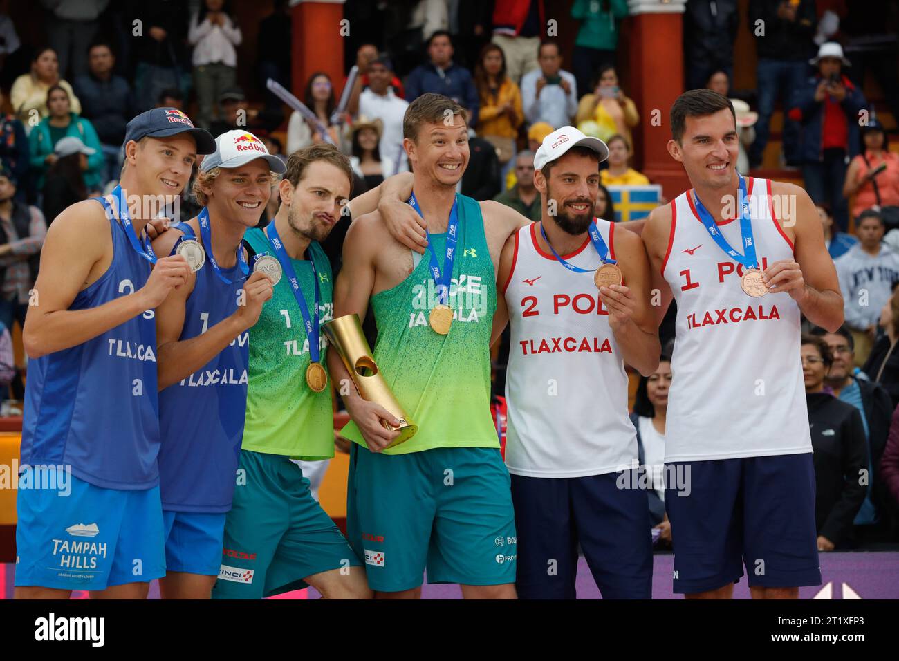 Tlaxcala, Ciudad de Mexico, Messico. 16 ottobre 2023. 15 ottobre 2023, Tlaxcala, Messico: (L-R) Medaglia d'argento David Ã…hman e Jonatan Hellvig di Svezia, Medaglia d'oro Ondrej Perusic e David Schweiner di Cechia e Medaglia di bronzo Bartosz Losiak e Michal Bryl di Polonia celebrano con le loro medaglie durante la cerimonia di medaglia per la finale del Campionato Mondiale di Beach Volleyball maschile. 15 ottobre 2023 a Tlaxcala, Messico. (Immagine di credito: © Essene Hernandez/eyepix via ZUMA Press Wire) SOLO USO EDITORIALE! Non per USO commerciale! Foto Stock