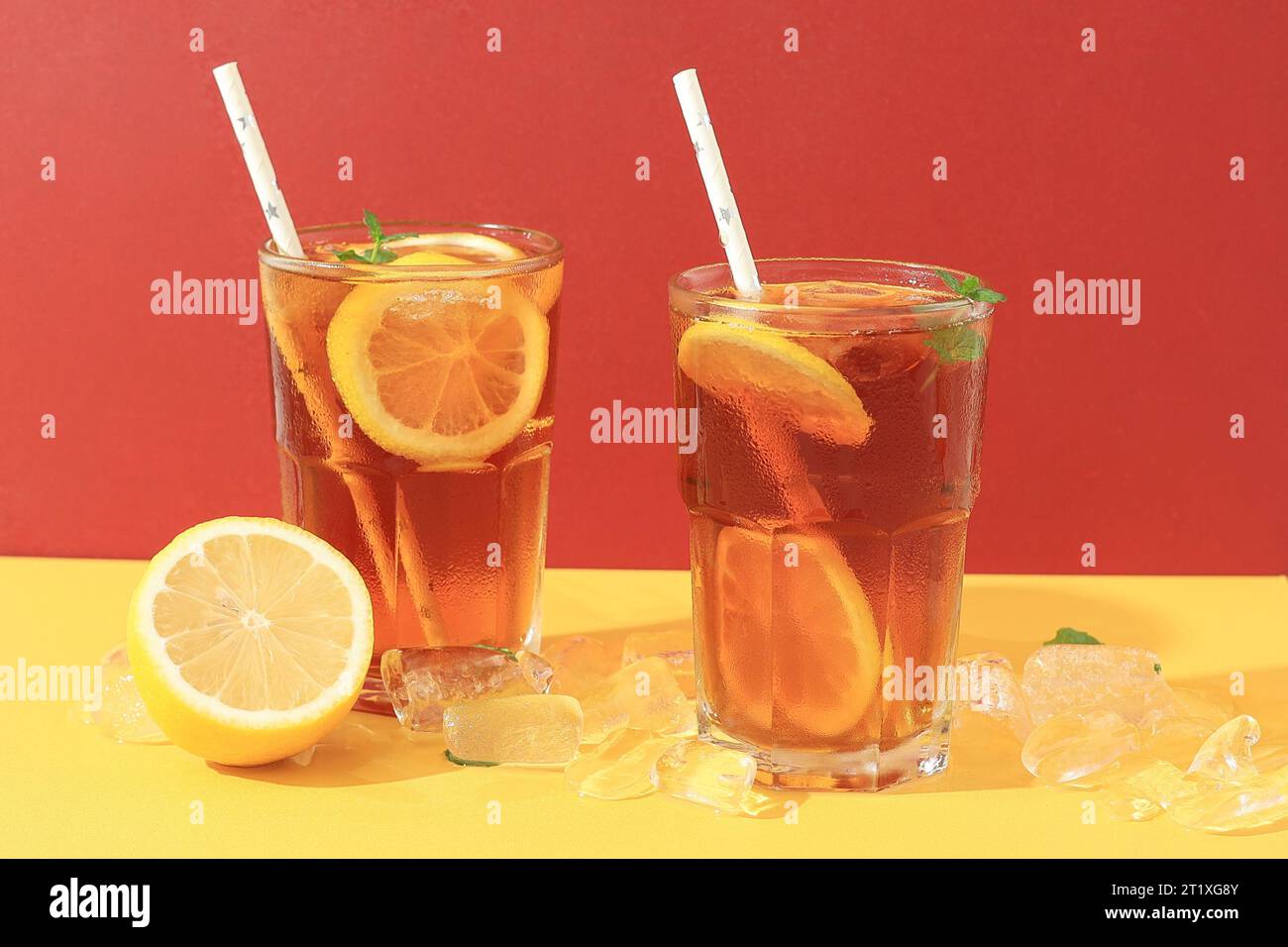 Cocktail di tè Iced a Long Island con vodka, rum, tequila, gin, liquore, succo di limone, cola e ghiaccio,. Guarnita con fette di limone e foglia di menta. Foto Stock
