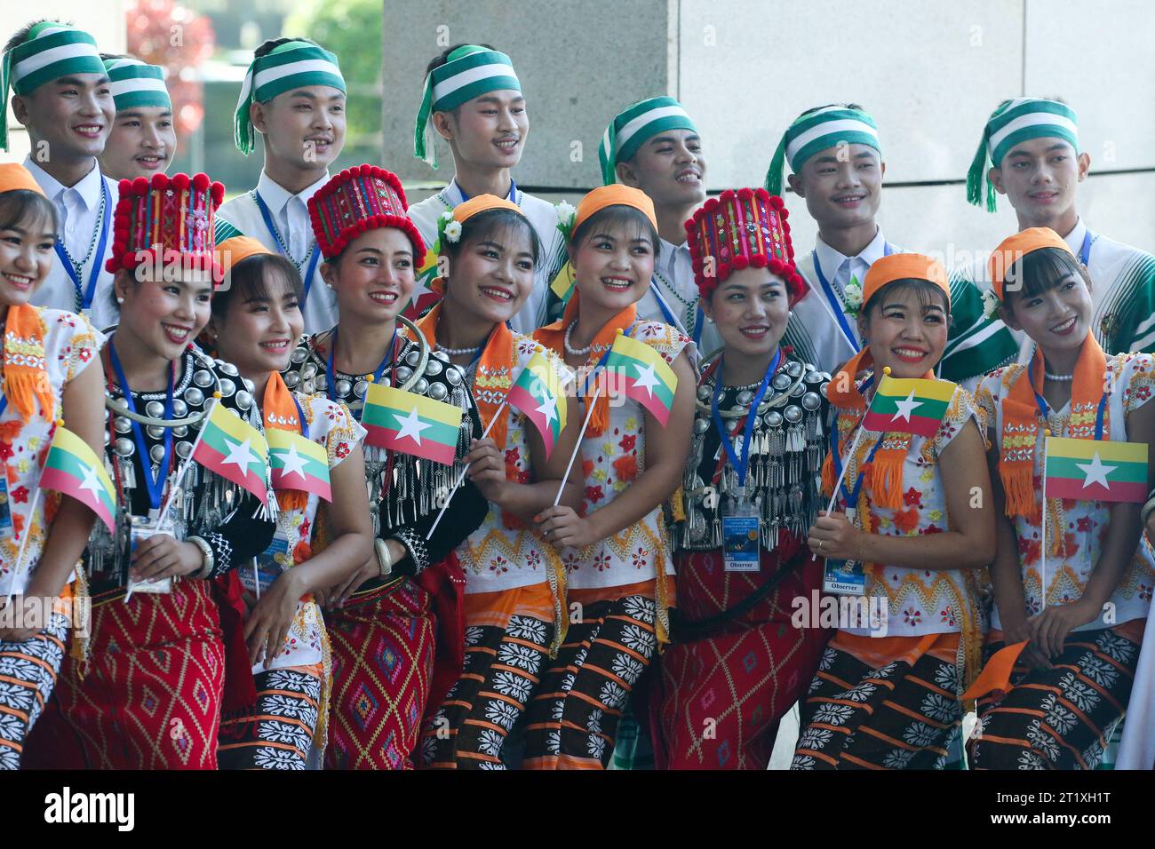 Nay Pyi Taw, Myanmar. 15 ottobre 2023. La gente partecipa a una cerimonia per celebrare l'ottavo anniversario della firma dell'accordo nazionale di cessate il fuoco (ANC) a Nay Pyi Taw, Myanmar, 15 ottobre 2023. Domenica si è tenuta una cerimonia nel territorio dell'Unione di Nay Pyi Taw in Myanmar per commemorare l'ottavo anniversario della firma dell'accordo di cessate il fuoco a livello nazionale (ANC). Crediti: Myo Kyaw Soe/Xinhua/Alamy Live News Foto Stock