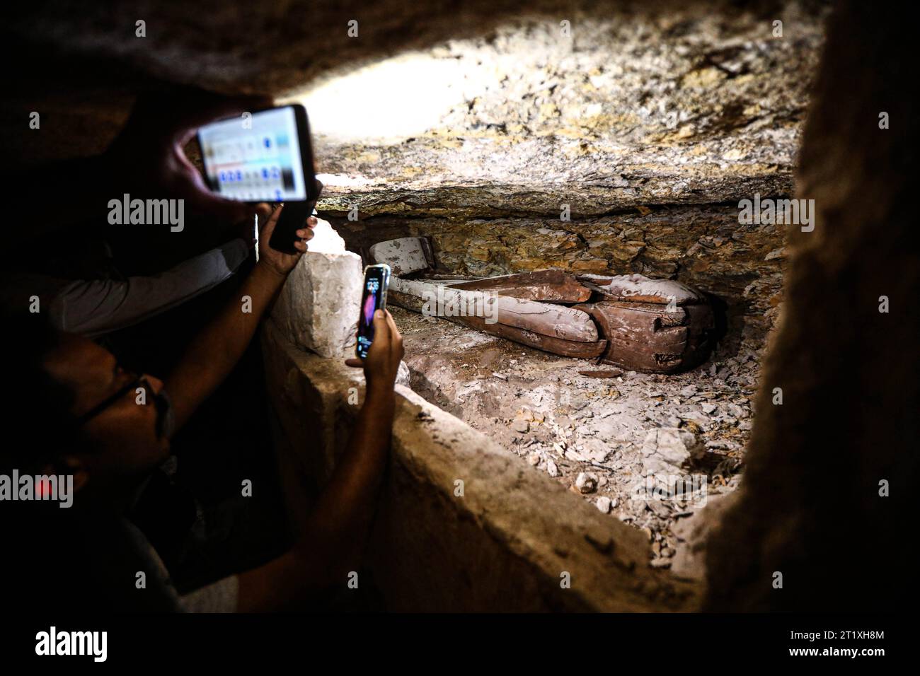 Minya. 15 ottobre 2023. Questa foto scattata il 15 ottobre 2023 mostra una bara di mummia all'interno di una tomba scavata nella roccia in un cimitero nel Governatorato di Minya, in Egitto. Un cimitero risalente al nuovo Regno dell'antico Egitto è stato rinvenuto nella necropoli di Tuna El-Gebel nel governatorato di Minya, nel sud dell'Egitto, il Ministero egiziano del Turismo e delle Antichità annunciato domenica. Credito: Ahmed Gomaa/Xinhua/Alamy Live News Foto Stock