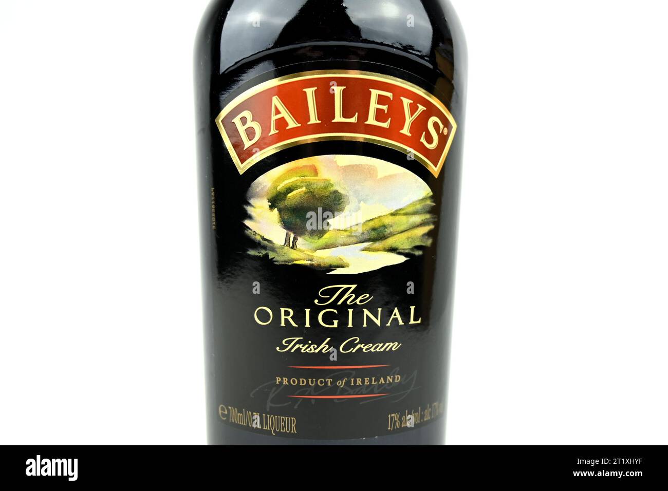 Primo piano dell'originale liquore irlandese Baileys su sfondo bianco Foto Stock