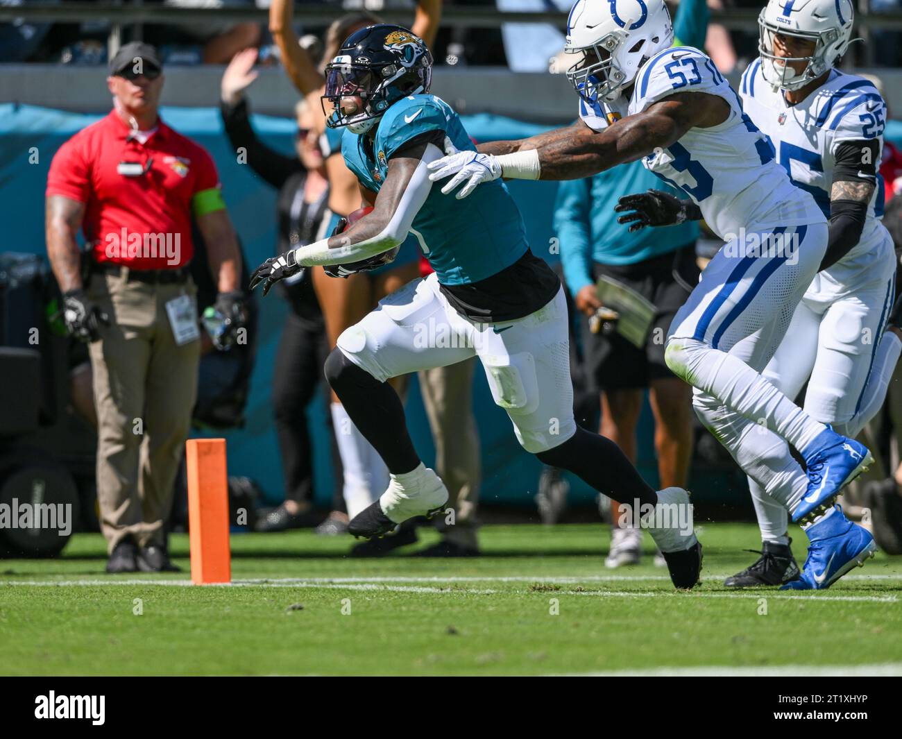 15 ottobre 2023: Il linebacker degli Indianapolis Colts Shaquille Leonard (53) non è in grado di fermare il running back dei Jacksonville Jaguars Travis Etienne Jr. (1) dal segnare durante una partita a Jacksonville, Florida. Romeo T Guzman/CSM. Foto Stock