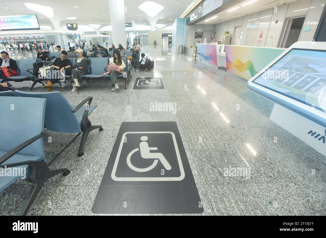 HANGZHOU, CINA - 16 OTTOBRE 2023 - Un'area di parcheggio per sedie a rotelle e un sentiero cieco per persone con disabilità presso il terminal T4 di Hangzhou Xiaoshan Int Foto Stock