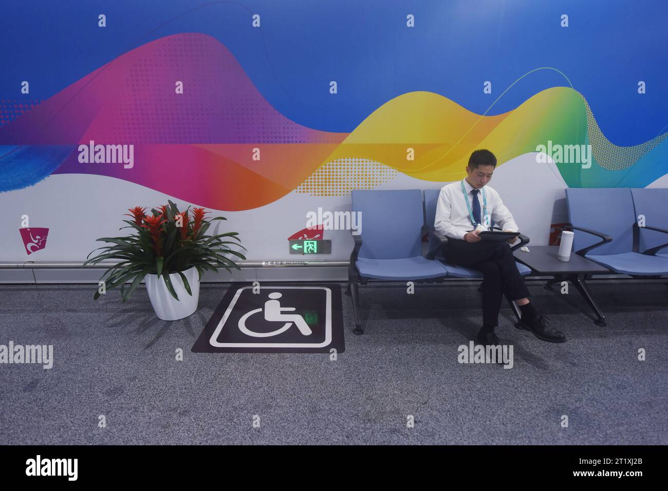 HANGZHOU, CINA - 16 OTTOBRE 2023 - al Terminal T4 dell'aeroporto internazionale Xiaoshan di Hangzhou è possibile parcheggiare per sedie a rotelle Foto Stock