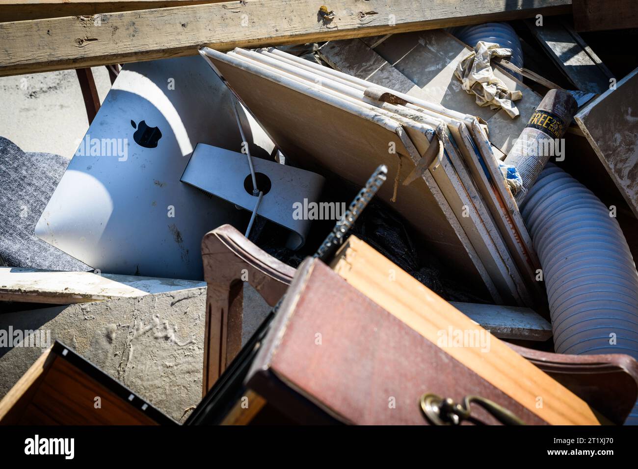 Computer Apple in un cumulo di detriti alluvionali derivanti dall'inondazione del fiume Winooski a Montpelier, VT, USA. Foto Stock