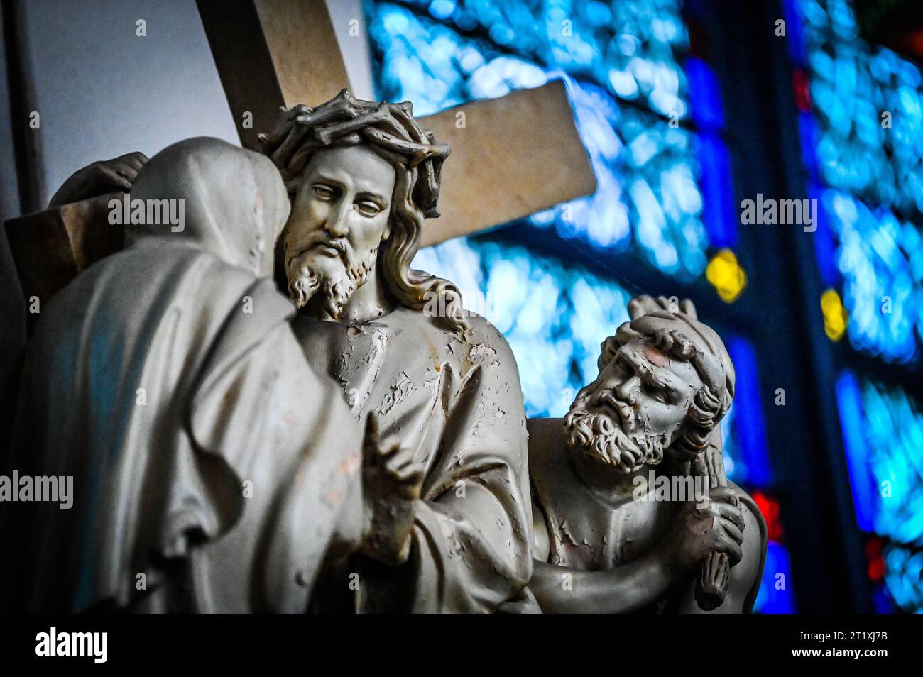 Gesù Cristo porta la croce a St, Augustine's Catholic Church, Montpelier, VT, USA. Foto Stock