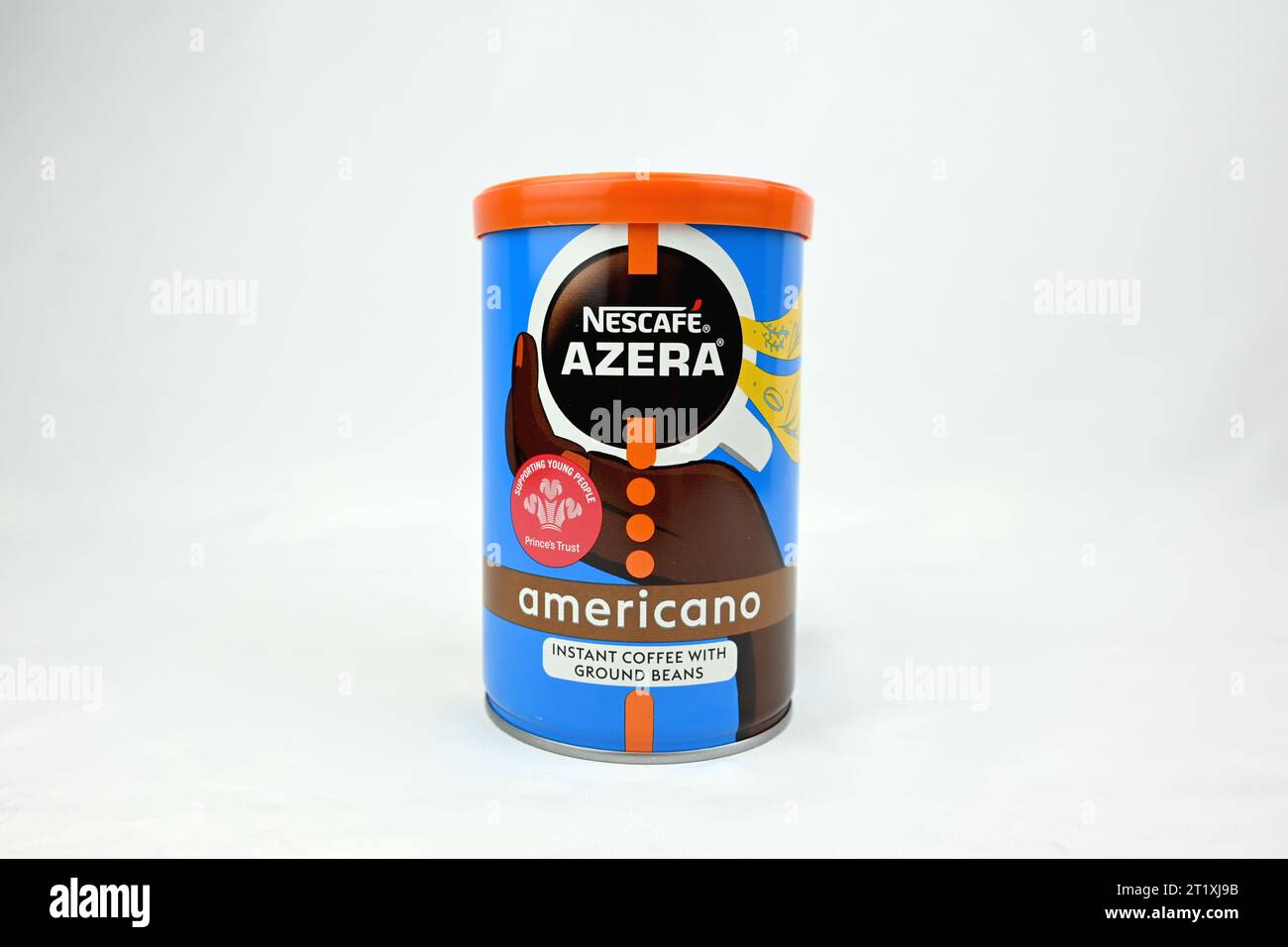 Caffè istantaneo NESCAFÉ AZERA americano con una mano di Jay Adlam Foto Stock