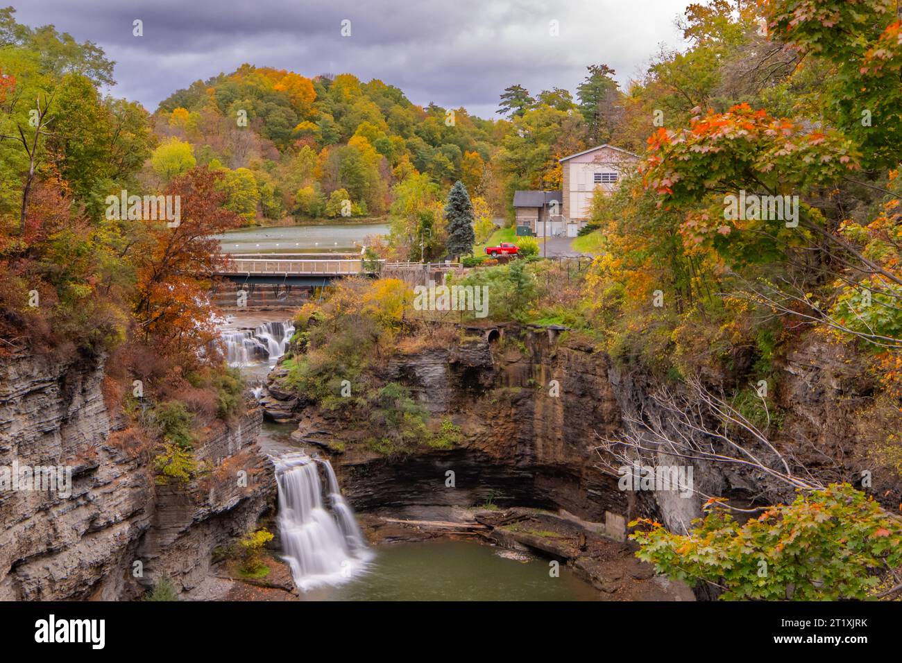 Cascate e ponte della diga del lago Beebe. Il campus di Beebe Lake Cornell a Ithaca, New York. Foto Stock
