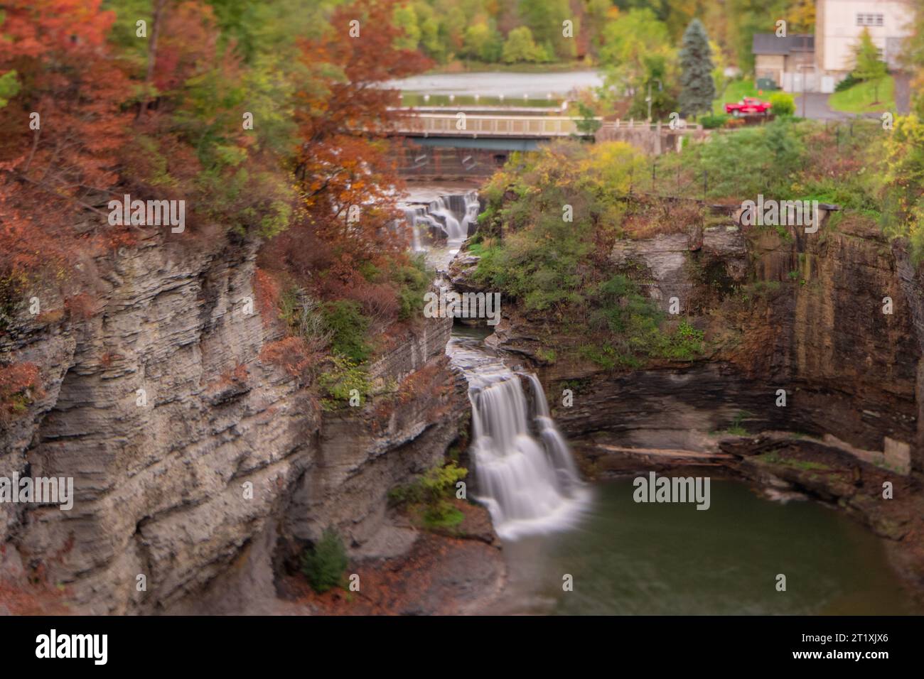 Cascate e ponte della diga del lago Beebe. Il campus di Beebe Lake Cornell a Ithaca, New York. Foto Stock