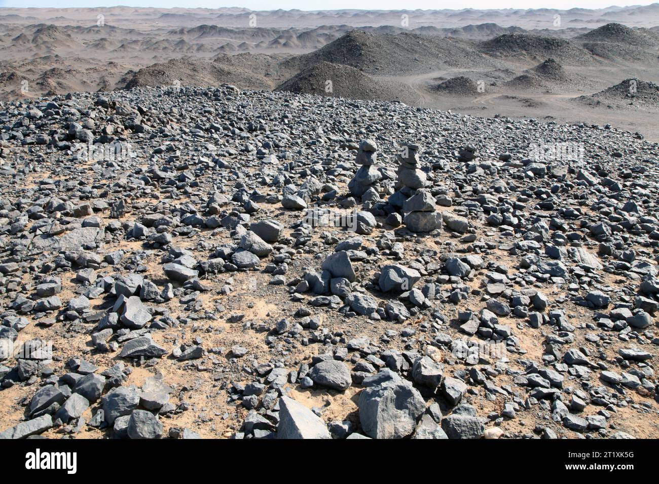 HAMI, CINA - 15 OTTOBRE 2023 - un bacino cratere ellittico è stato visto nel Gobi a Hami, provincia dello Xinjiang, Cina, 15 ottobre 2023. La sua forma è una st Foto Stock