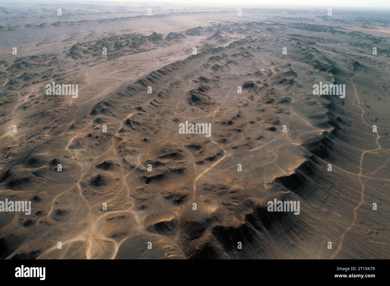 HAMI, CINA - 15 OTTOBRE 2023 - un bacino cratere ellittico è stato visto nel Gobi a Hami, provincia dello Xinjiang, Cina, 15 ottobre 2023. La sua forma è una st Foto Stock