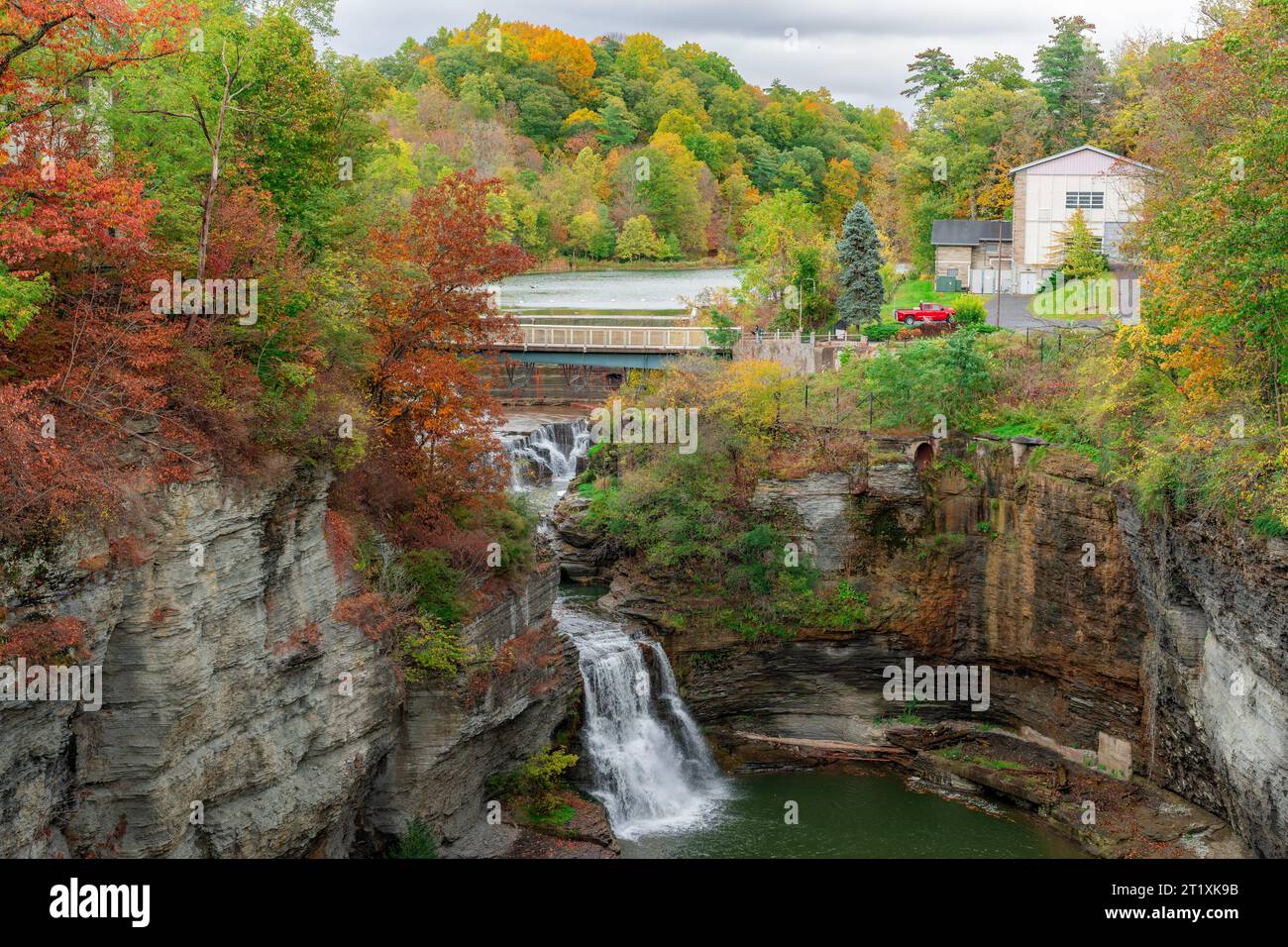 Cascate e ponte della diga del lago Beebe. Il campus di Beebe Lake Cornell a Ithaca, New York. Foto Stock
