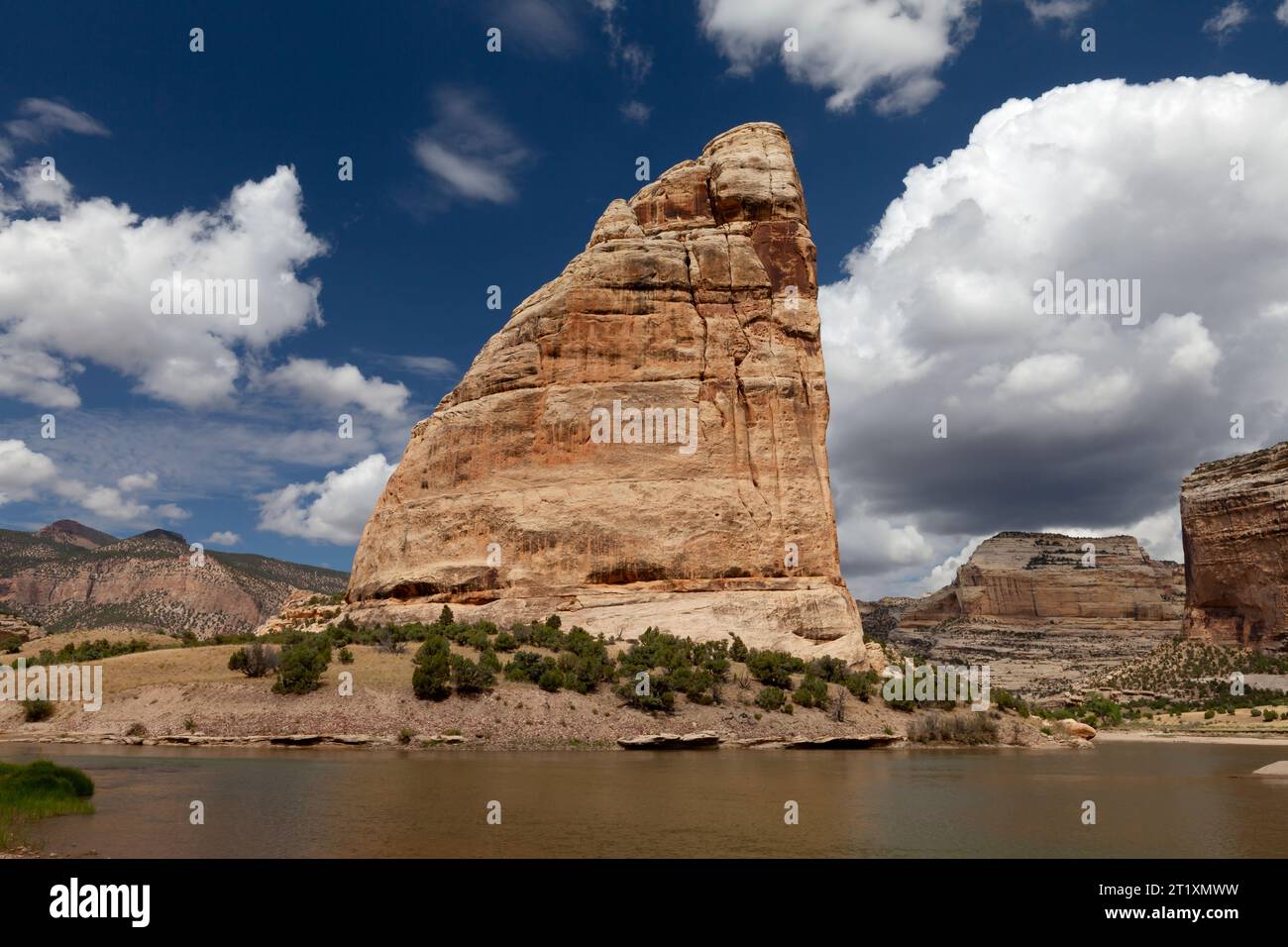 Steamboat Rock lungo il Green River nel Dinosaur National Monument è composto quasi interamente da arenaria Weber Permiano-Pennsylvana, con una sottile l Foto Stock
