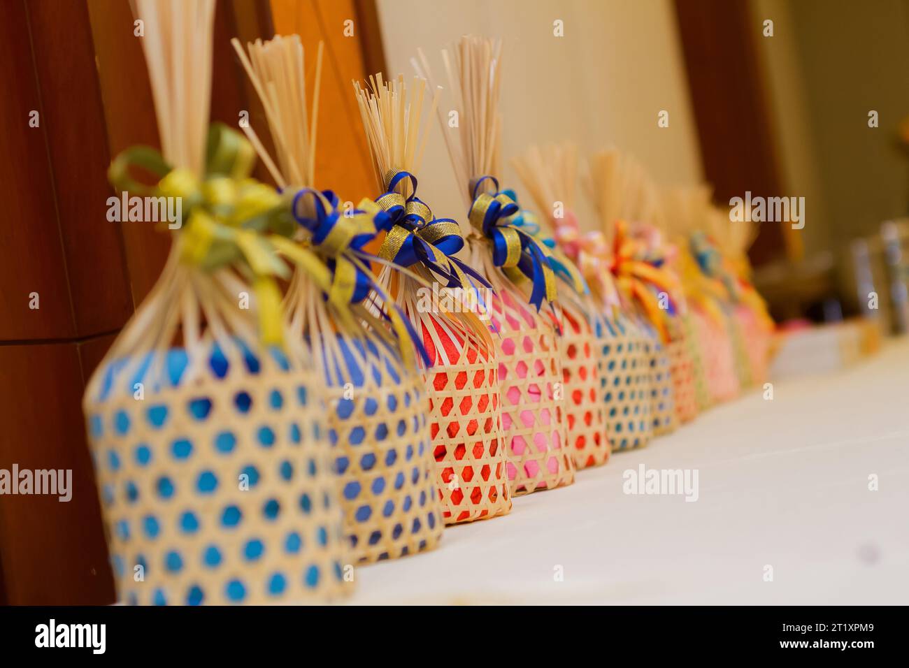 Cravatta di cesto di bambù intrecciata a mano nastri colorati come regalo in varie occasioni Foto Stock