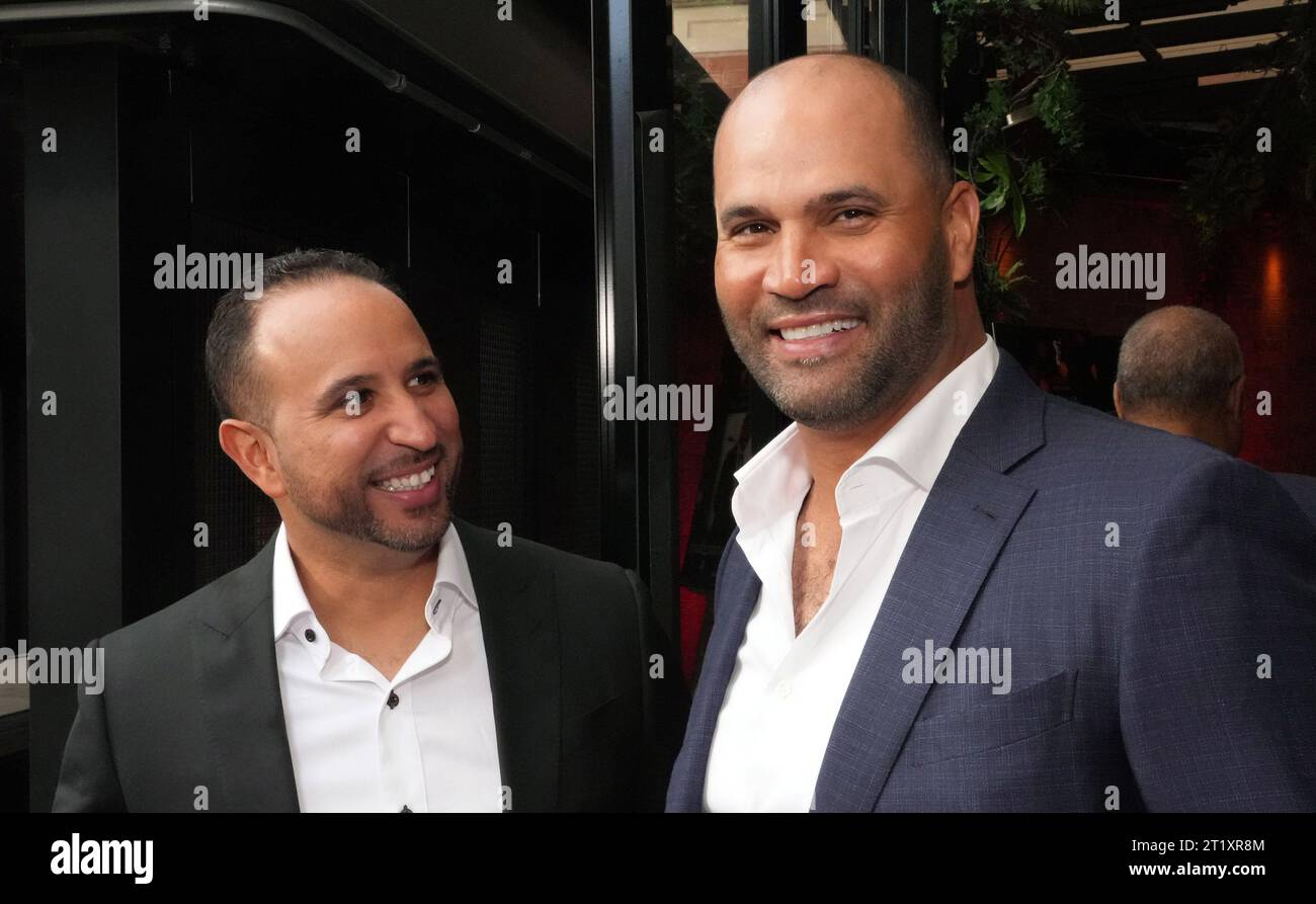 Clayton, Stati Uniti. 19 ottobre 2023. Ex St Louis Cardinals slugger Albert Pujols (R) condivide una risata con il manager dei Cardinals Oliver Marmol mentre i due partecipano all'Ozzie Smith and Friends Gala a beneficio dell'organizzazione PGA Reach a Clayton, Missouri, domenica 15 ottobre 2023. Foto di Bill Greenblatt/UPI credito: UPI/Alamy Live News Foto Stock