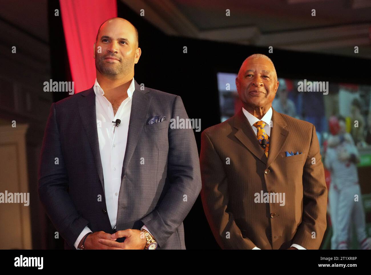 Clayton, Stati Uniti. 19 ottobre 2023. Ex St Louis Cardinals slugger Albert Pujols (L) e il membro della National Baseball Hall of Fame Ozzie Smith, guardano un video prima di un periodo di domande e risposte durante l'Ozzie and Friends Gala a beneficio dell'organizzazione PGA Reach di Clayton, Missouri, domenica 15 ottobre 2023. Foto di Bill Greenblatt/UPI credito: UPI/Alamy Live News Foto Stock