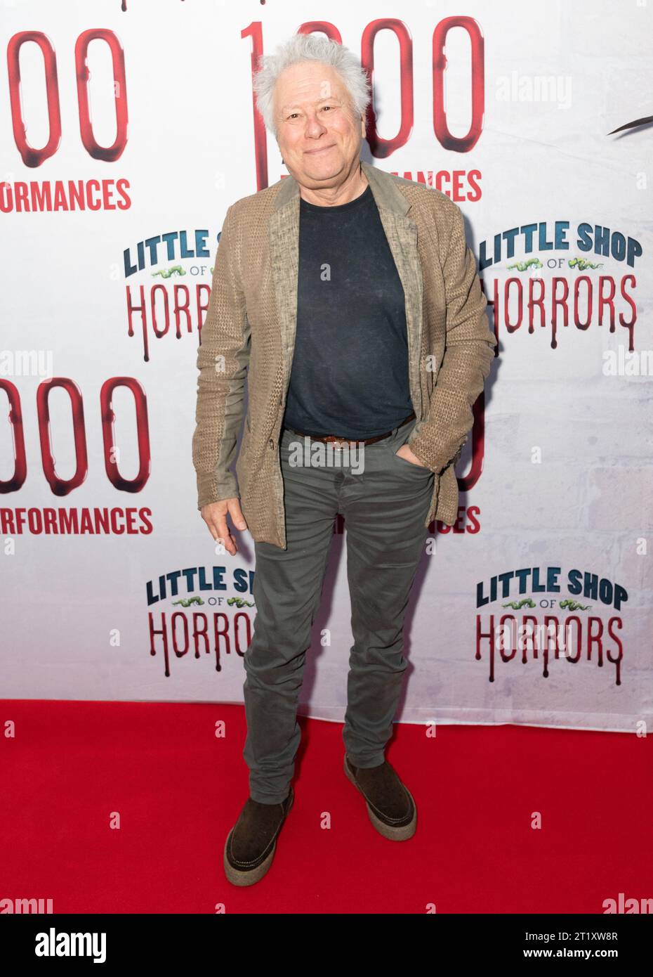 Alan Menken partecipa alla celebrazione della 100a esibizione di Little Shop of Horrors al Bryant Park Grill di New York il 15 ottobre 2023 Foto Stock