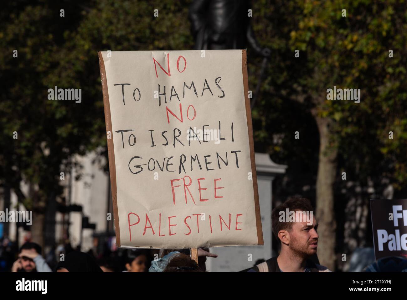 Protesta per la Palestina dopo l'escalation dell'azione militare nel conflitto della Striscia di Gaza tra Israele e Hamas. Hamas, cartello del governo israeliano Foto Stock