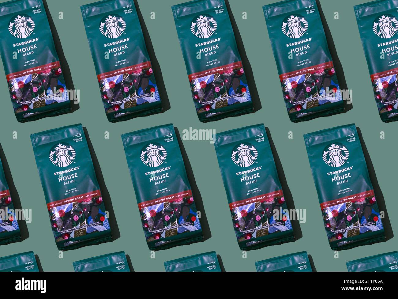 Confezione di caffè Starbucks. Sfondo con motivo verde. Mescolare il chicco di caffè con note di toffee. Vista dall'alto della confezione con aspirapolvere. Logo del marchio Foto Stock