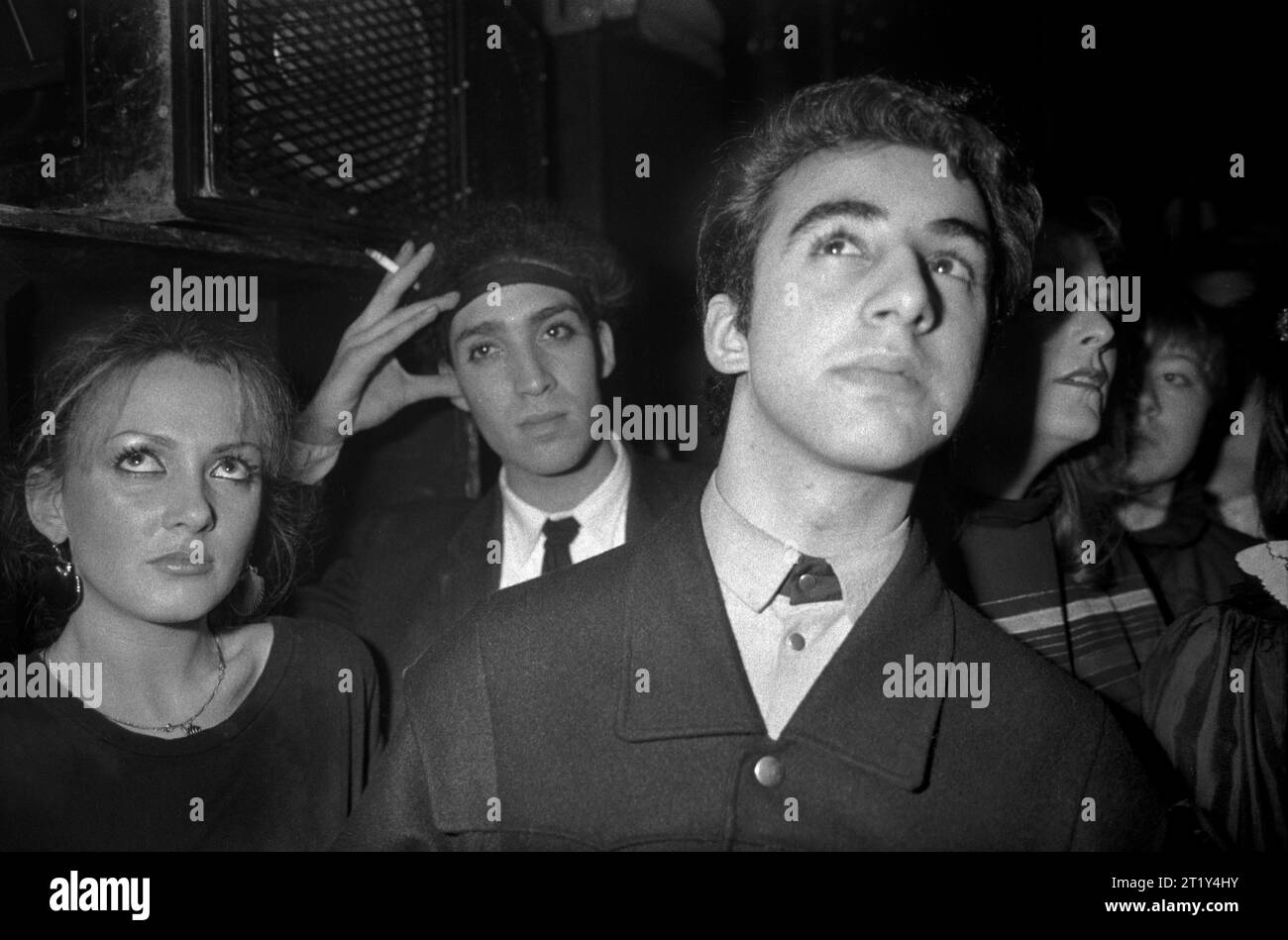 I fan dello Spandau Ballet li guardano esibirsi dal vivo sul palco del nightclub Heaven, un ritrovo di nuova cultura giovanile romantica. Villiers Street, Charing Cross, Londra, Inghilterra dicembre 1980. 1980S UK HOMER SYKES Foto Stock