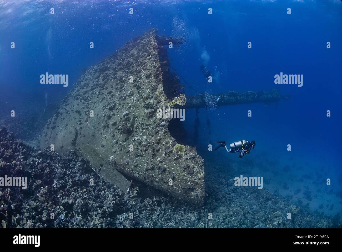 Subacquei che esplorano un vecchio relitto nel Mar Rosso Foto Stock