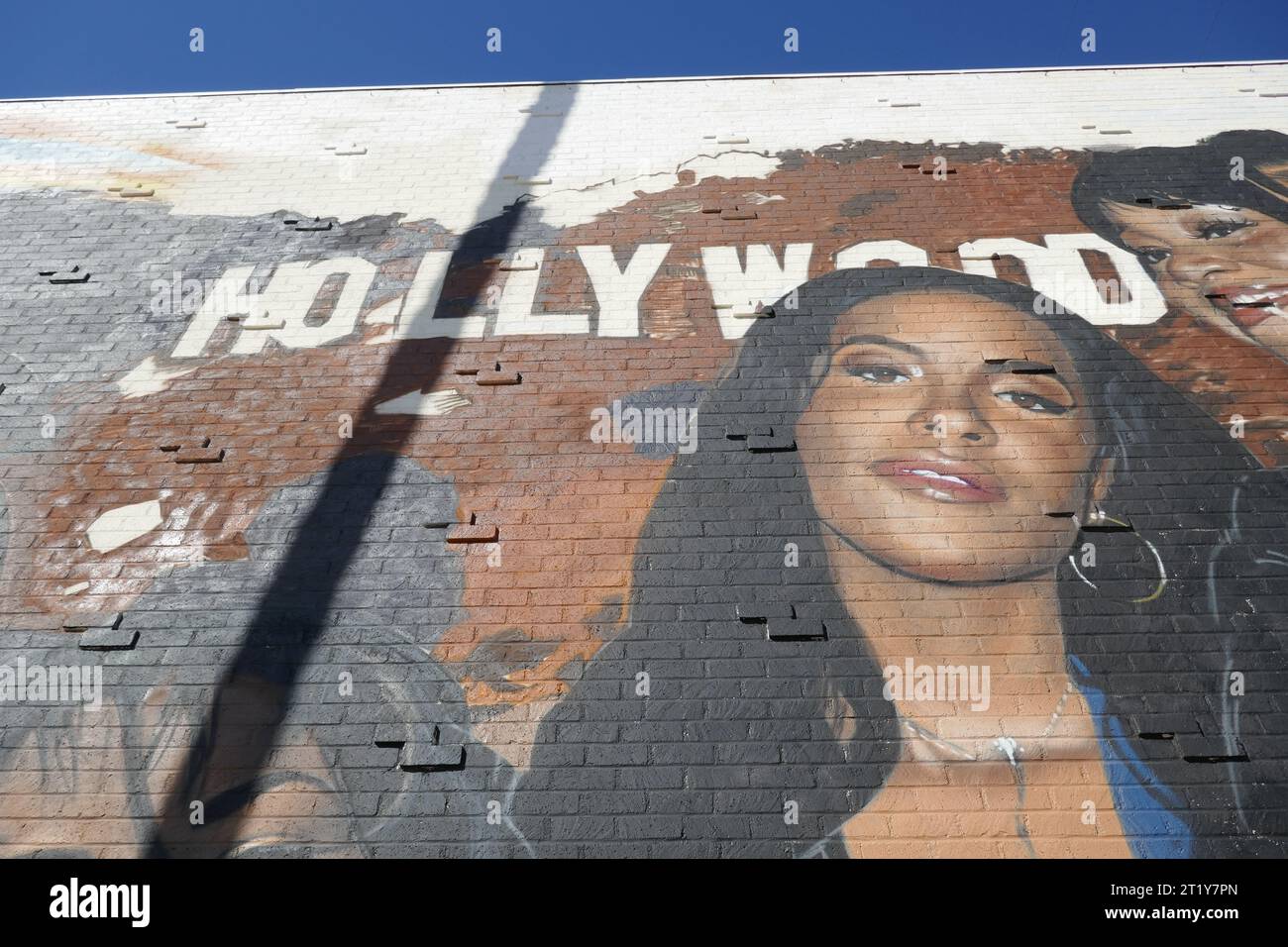 Los Angeles, California, USA 14 ottobre 2023 Aaliyah on Street Art Mural of Amy Winehouse, Selena, Aaliyah, Lisa ÒLeft EyeÓ Lopes di TLC e Whitney Houston Street Art Mural su Sunset Blvd il 14 ottobre 2023 a Los Angeles, California, USA. Foto di Barry King/Alamy Stock Photo Foto Stock