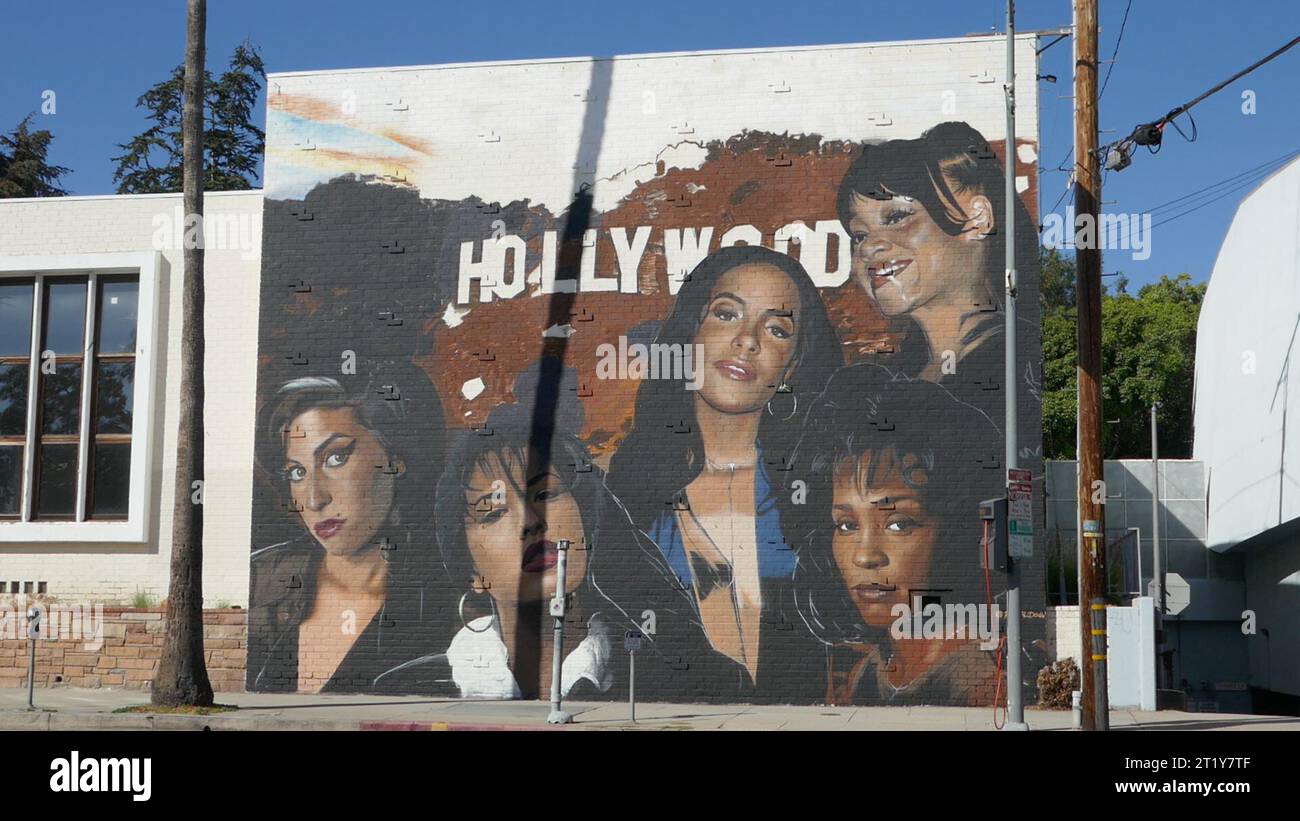 Los Angeles, California, USA 14 ottobre 2023 Street Art Mural of Amy Winehouse, Selena, Aaliyah, Lisa ÒLeft EyeÓ Lopes of TLC e Whitney Houston Street Art Mural su Sunset Blvd il 14 ottobre 2023 a Los Angeles, California, USA. Foto di Barry King/Alamy Stock Photo Foto Stock