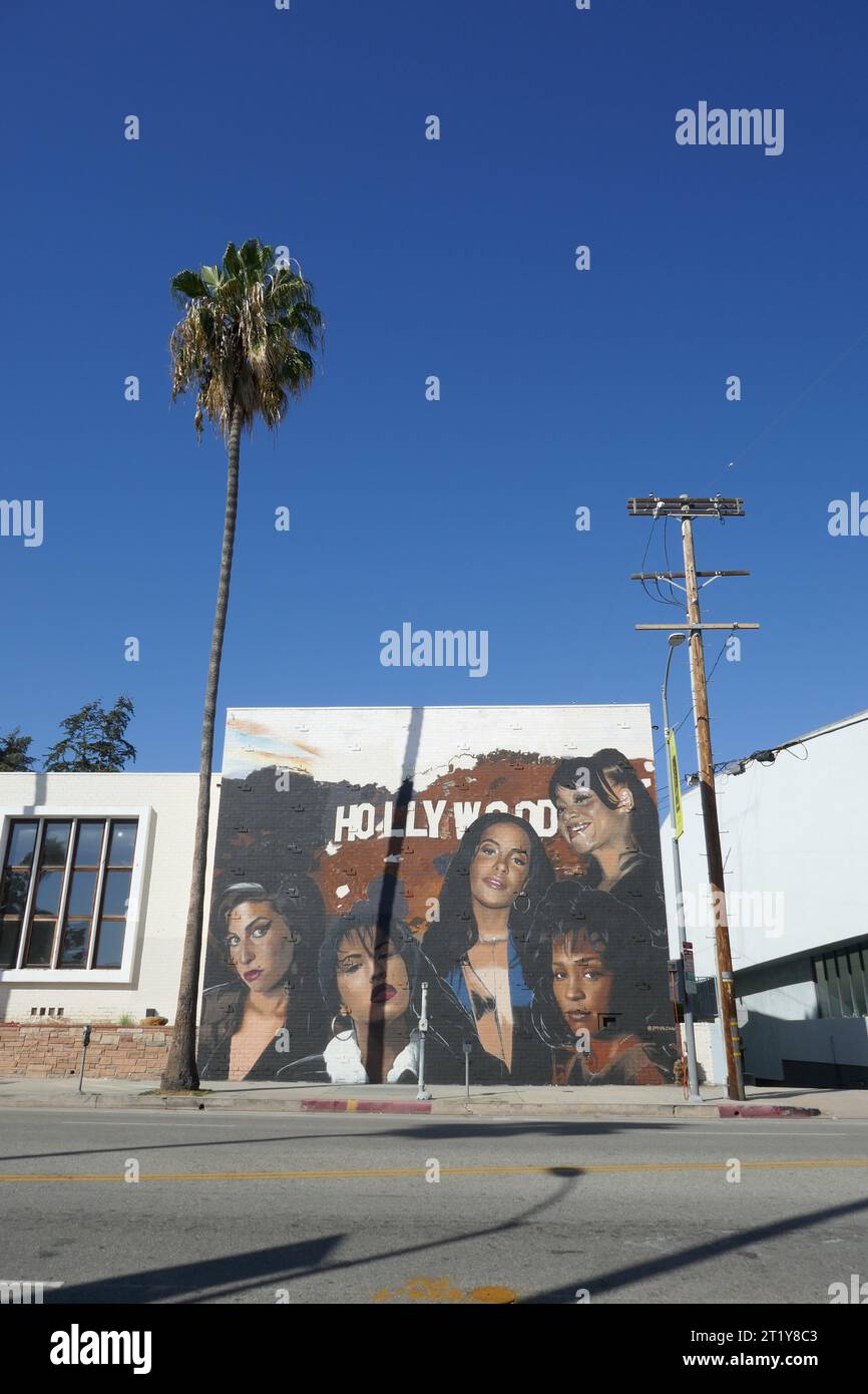 Los Angeles, California, USA 14 ottobre 2023 Street Art Mural of Amy Winehouse, Selena, Aaliyah, Lisa ÒLeft EyeÓ Lopes of TLC e Whitney Houston Street Art Mural su Sunset Blvd il 14 ottobre 2023 a Los Angeles, California, USA. Foto di Barry King/Alamy Stock Photo Foto Stock