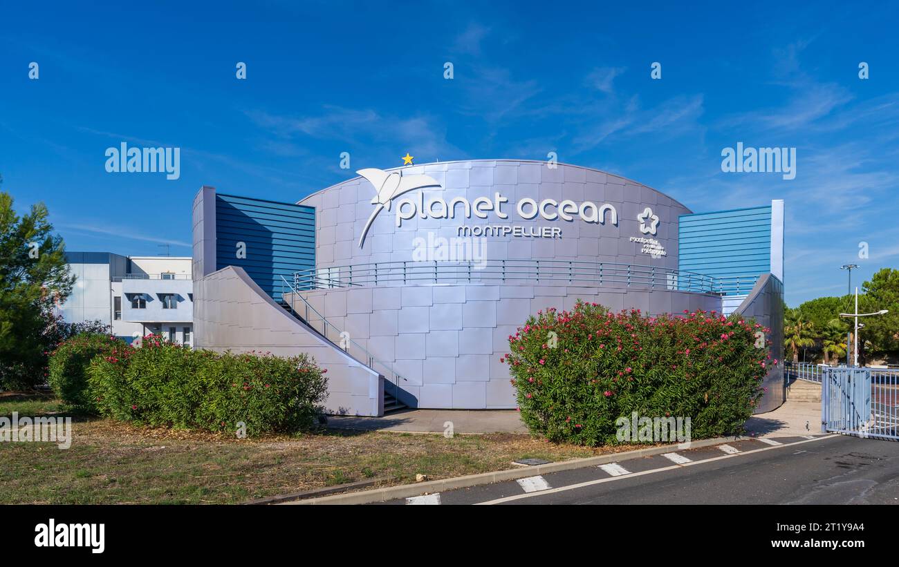 Montpellier, Francia - 10 01 2023 : Vista paesaggistica dell'esterno con nome e logo dell'acquario Planet Ocean e del museo nel complesso ricreativo Odysseum Foto Stock